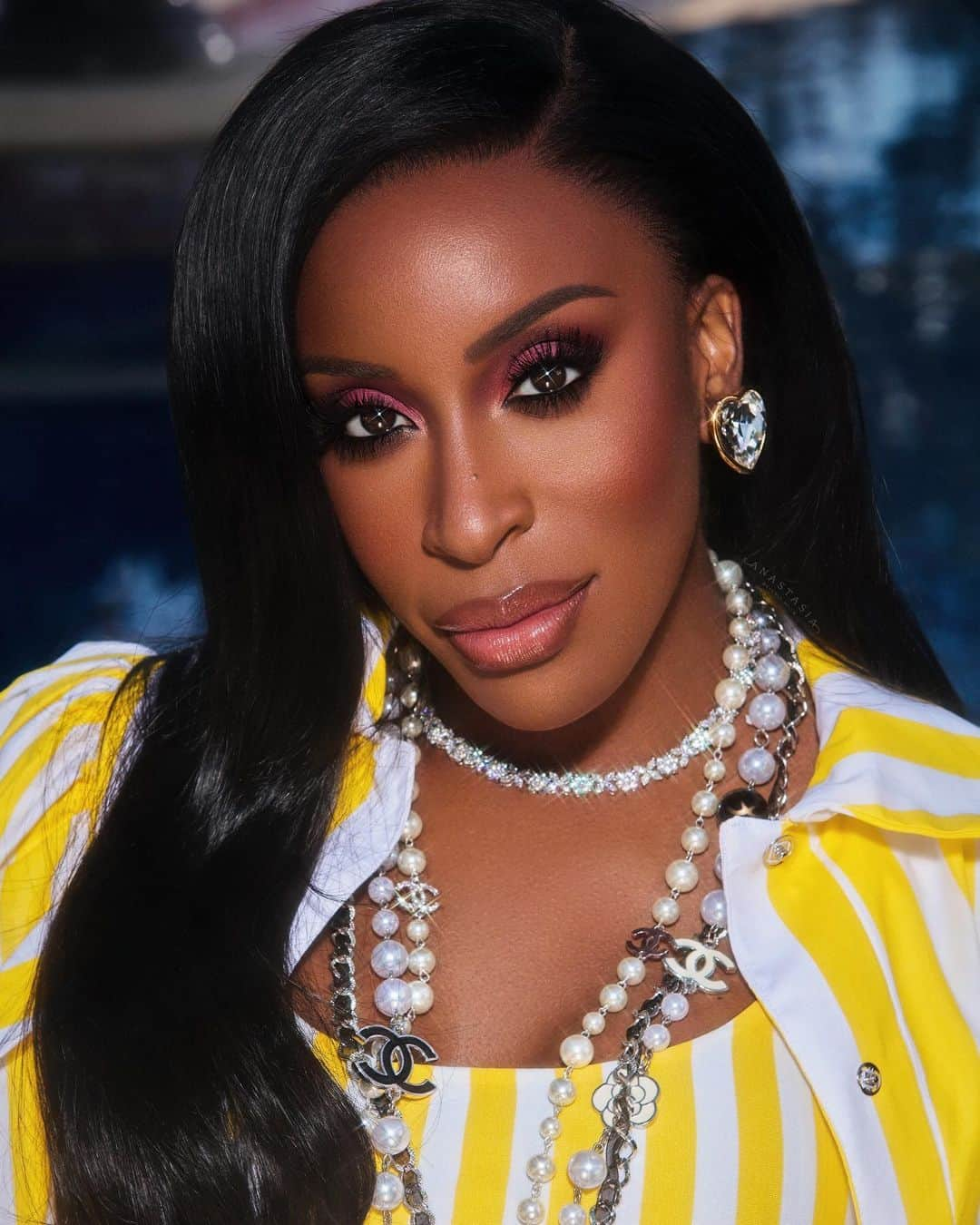 Anastasia Beverly Hillsさんのインスタグラム写真 - (Anastasia Beverly HillsInstagram)「@jackieaina wearing the #ABHxJackieAina Palette 😍🎨 gorgeous ✨✨✨✨✨✨✨ Mua @kingmalimagic  Photo @brianziff  Stylist @xavierlebron  Hair @iamalonzoarnold」8月8日 4時43分 - anastasiabeverlyhills