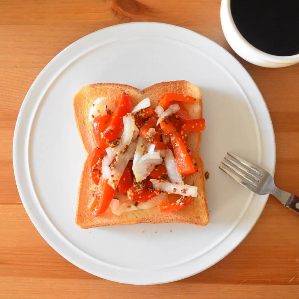 山崎佳のインスタグラム：「Today’s breakfast. パプリカとたまねぎのマリネ。」