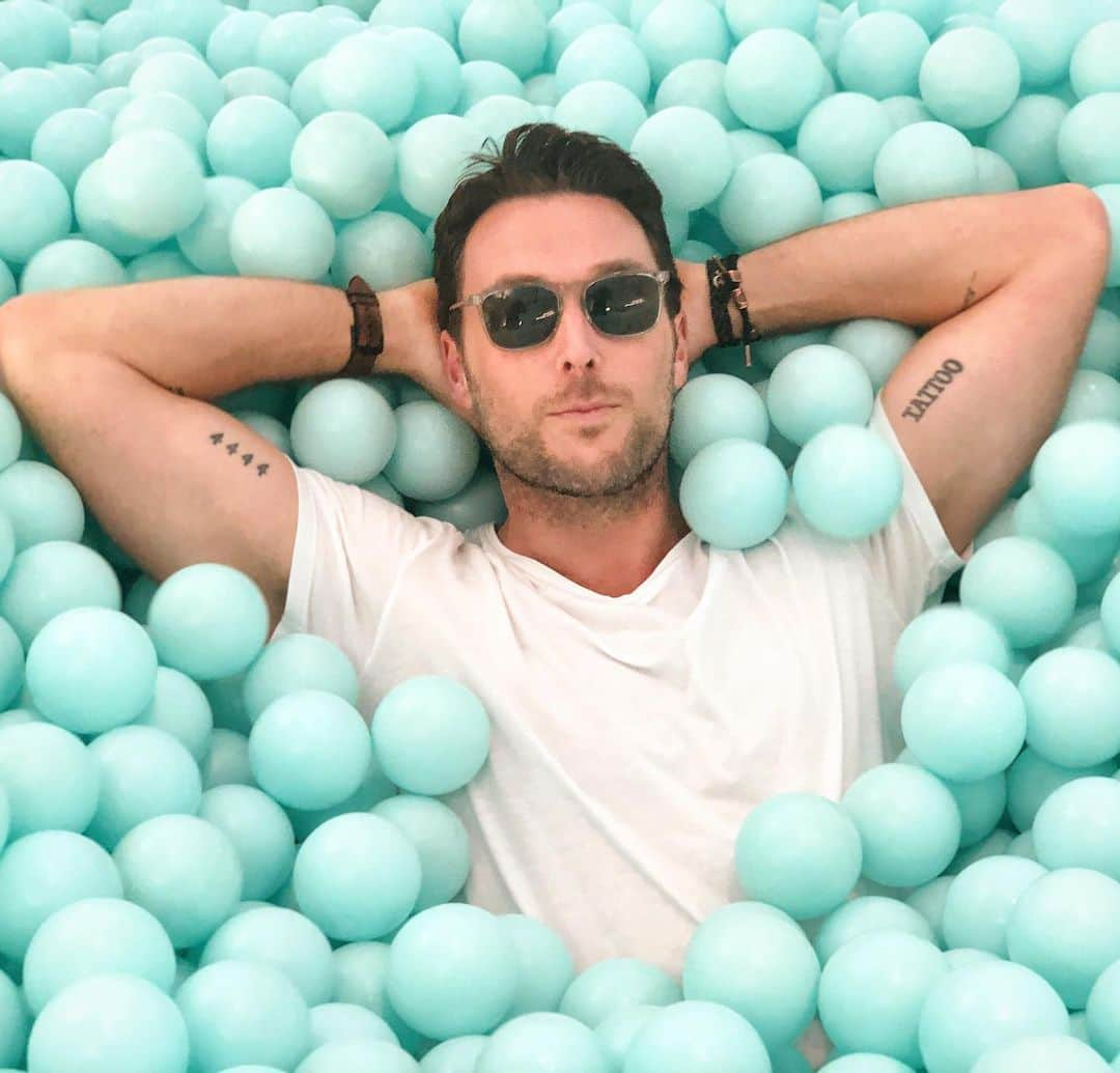 オウェイン・イオマンさんのインスタグラム写真 - (オウェイン・イオマンInstagram)「Ballin’!! Too much fun at the @colorfactoryco #ballpit #innerchild #playtime #color #colorfactorynyc #colorfactory」8月7日 23時21分 - owainyeoman