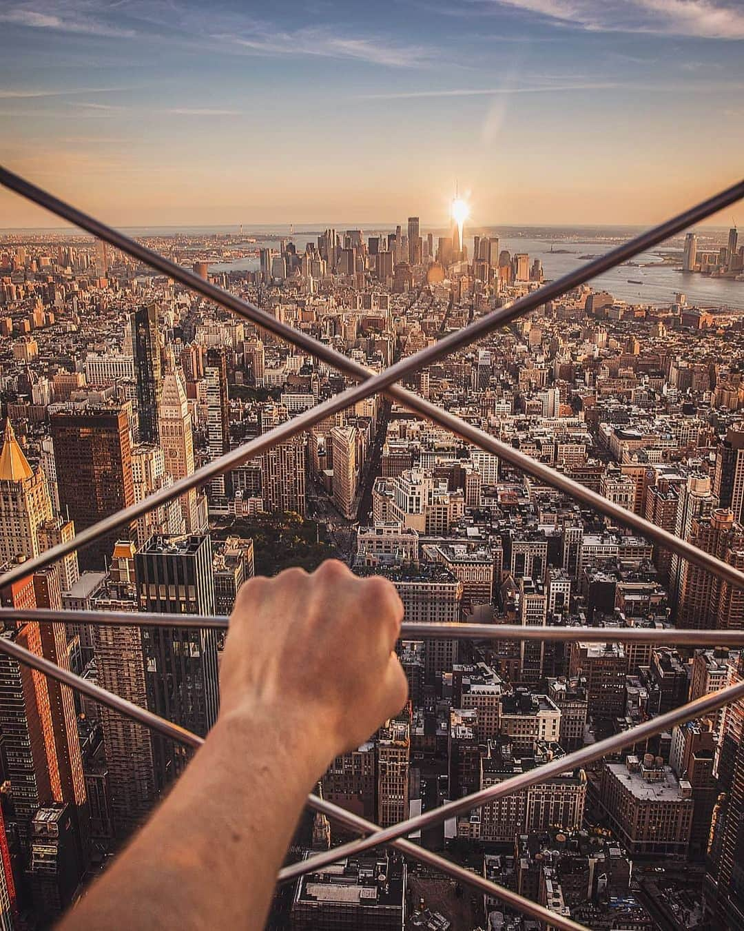 Empire State Buildingさんのインスタグラム写真 - (Empire State BuildingInstagram)「Seize the day, one incredible view at a time. #EmpireStateBuilding ☀️ . 📷: @adam.riche」8月7日 23時14分 - empirestatebldg