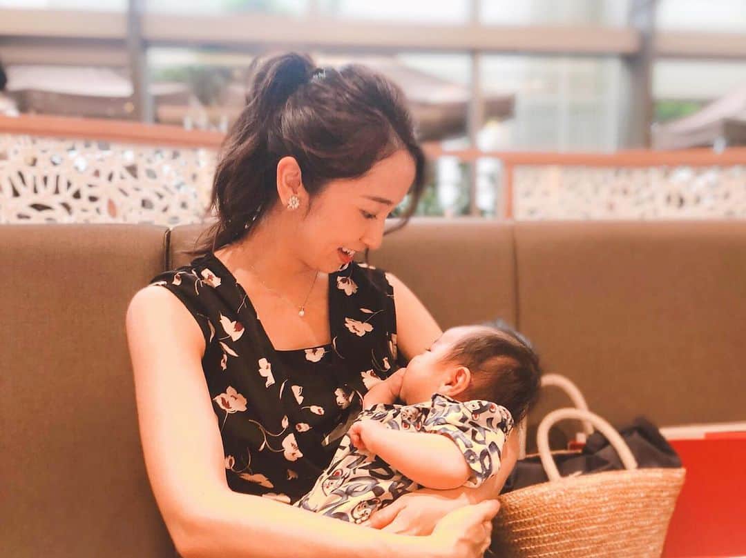 小野恵美のインスタグラム：「あぁ可愛いなぁ🤱 今日も癒しをありがとう。  はやく同い年で仲良くしたいね👶❤️👶 #令和ベビー  #令和元年ベビー #同い年 #赤ちゃん #baby #抱っこ #妊婦 #妊娠中 #マタニティ #マタニティライフ #妊婦生活 #妊娠後期 #プレママ」