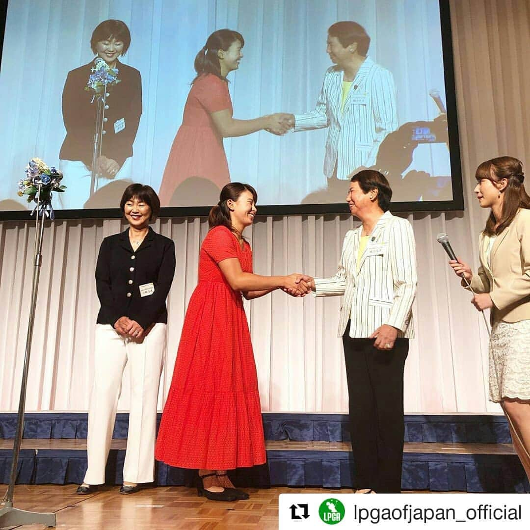 岡山放送さんのインスタグラム写真 - (岡山放送Instagram)「#Repost @lpgaofjapan_official (@get_repost) ・・・ . 東京2020を目指して、渋野選手に、明治プロビオヨーグルトR-1ドリンクタイプと明治ミルクチョコレートを始めとした明治製品、2020個が贈られました。 #渋野日向子 #北海道meijiカップ #北海道文化放送#北海道新聞社#道新スポーツ #明治グループ#明治#meiji #札幌国際カントリークラブ島松コース  #日本女子プロゴルフ協会 #LPGA#女子ゴルフ#ゴルフ女子#ゴルフ #golf#北海道#北広島市  #大会の模様 を#OHK#岡山放送 では8/10(土)深夜1:15～､8/11(日)ごご4時5分～放送します！」8月7日 23時30分 - ohk_official