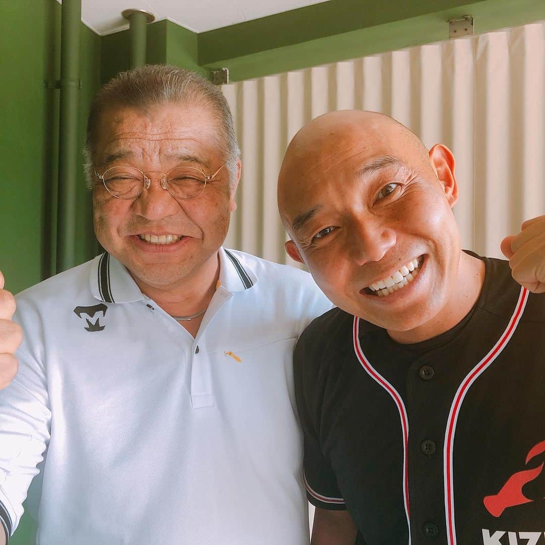 そうすけのインスタグラム：「「あの〜非常にですね〜、松井くんの心の中に〜…」 松村さんがモノマネする掛布さんのモノマネをよくやっていた。  掛布さんのモノマネが思った以上に上手くなっていき、しまいにゃ松村さんから 「僕より上手くなっちゃってるんだよな〜。もうあんまりやらないでもらっていいかな〜(笑)」 と言われた  今シーズン、栃木ゴールデンブレーブスでプレーしている元阪神の西岡選手取材で掛布さんと栃木に行って来た  お二人の対談では貴重な話しが聞けました！  後日、携帯アプリ『KIZUNA LIVE』で放送予定。 視聴無料なので是非インストールを  #阪神タイガース #ミスタータイガース #掛布雅之 さん #バース掛布岡田 #バックスクリーン3連発 #西岡選手 #栃木ゴールデンブレーブス  #KIZUNALIVE #独立リーグ #BCリーグ #ルートイン #松村邦洋 さん #モノマネ #小山運動公園野球場  #そうすけ」