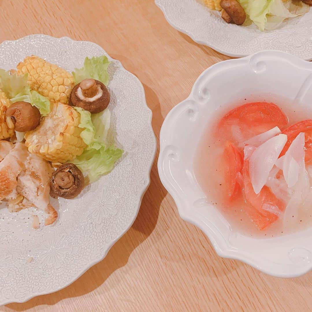 トリンドル玲奈さんのインスタグラム写真 - (トリンドル玲奈Instagram)「@ayakaiwasaごはん♡を自宅でいただいてしまった 贅沢な夜♡  ジム後に買ったムネ肉とお野菜達がこんなに美味しそうに大変身♡  私は、、具材を切ったり お皿洗ったりしただけ。笑  でも可愛いお皿も買ったし、 料理がんばる💪」8月7日 23時29分 - toritori0123