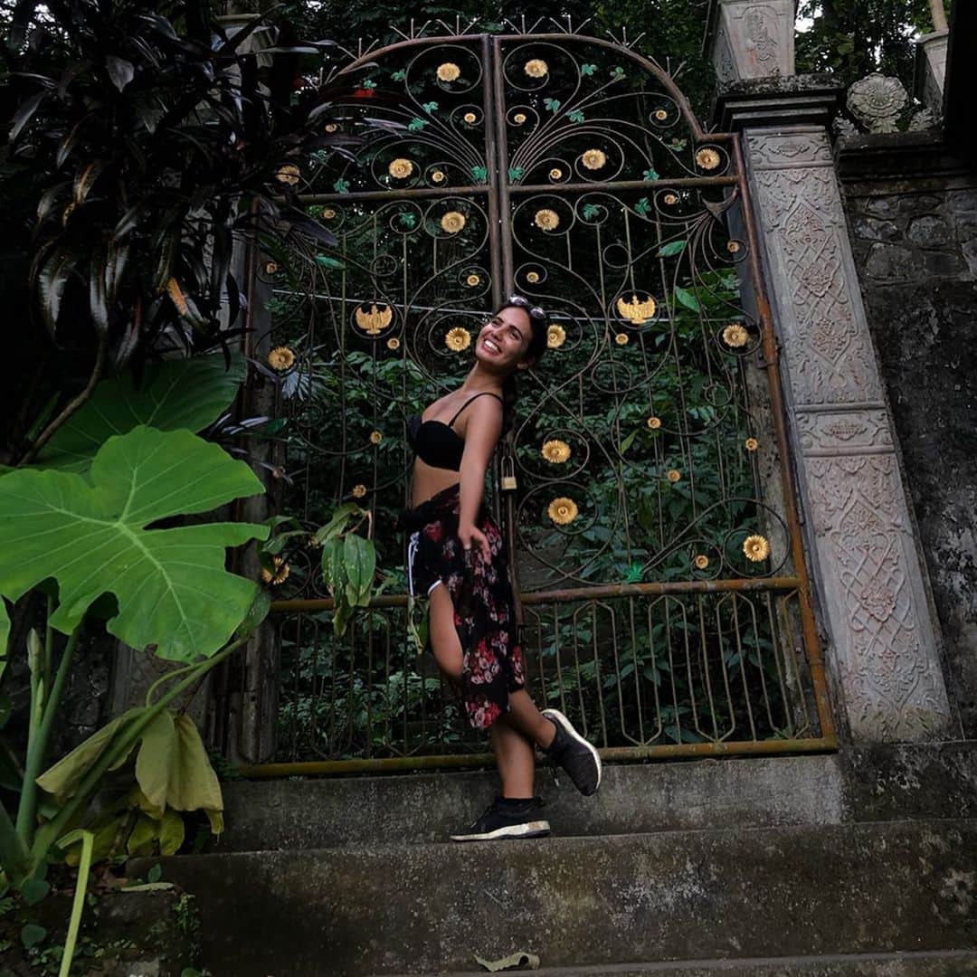 アマニ・ファンシーのインスタグラム：「Bali, you have been my little dose of happiness. Heading home with my heart so full ☀️☀️☀️ (If reincarnation does exist, I know know know that I was a happy Balinese woman or man in my last life. I have never felt so in sync & at home anywhere else; the people, the humor, the cheekiness, the kindness, the openness... the genuine authenticity). 🌴✨✈️」