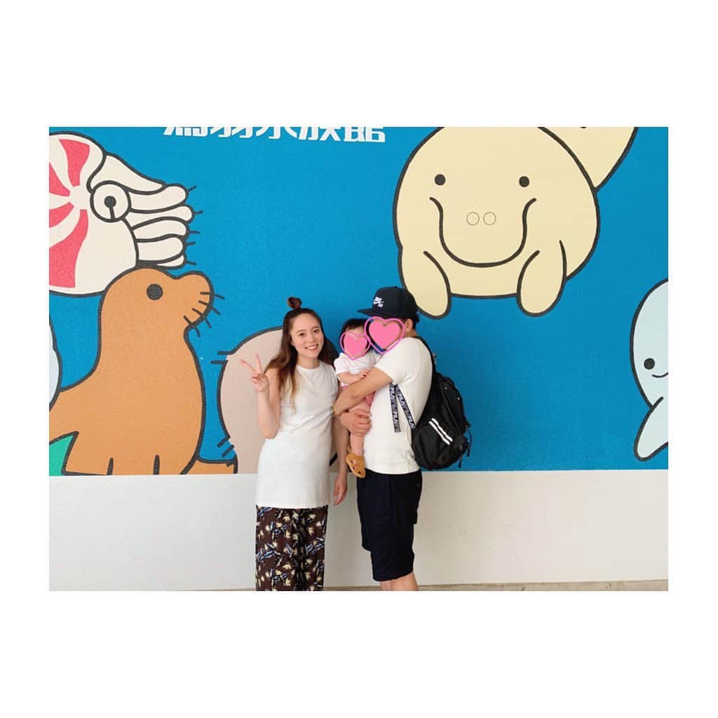 竹澤萌子さんのインスタグラム写真 - (竹澤萌子Instagram)「先月の伊勢旅行🚙💕💕 お盆は今年はどこにも行けなさそうだから、産前最後の遠出🤰🌟 まずは鳥羽水族館🌊🐠楽しかったよ〜！🐬💙💙💙 娘もちゃんとお魚見てくれてたし、旦那さんはセイウチにガラス越しに、ずっとベロベロチューされてたし😂👏💓 台風直撃の日だったけど、天気の回復も早くて助かりました🙆‍♀️❤️ #伊勢#旅行#伊勢旅行#鳥羽水族館#妊婦#マタニティ#赤ちゃん#女の子ベビー#娘#0歳#9ヶ月#新米ママ#年子ママ#baby#babygirl#maternity#instagood#instalike#aquarium#isejingu#summer#summervacation#travel#trip#family」8月7日 23時43分 - moeco_world