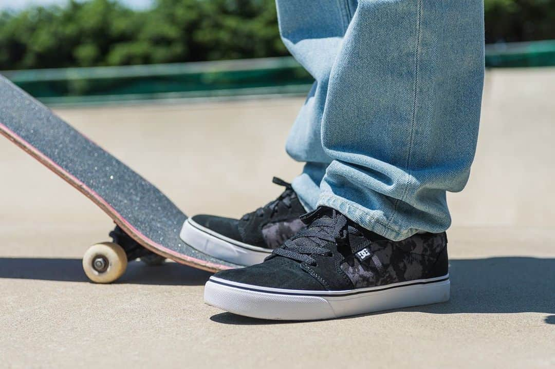 DC Shoes Japanさんのインスタグラム写真 - (DC Shoes JapanInstagram)「ルーズなサイジングの淡いデニムにブラックベースのカモフラ柄が特徴的なスニーカーを合わせたストリートテイストなスタイル。スケートシーンにもシティルックにも馴染む着こなし。  #fall2019 #dcshoes」8月7日 23時54分 - dcshoes_japan