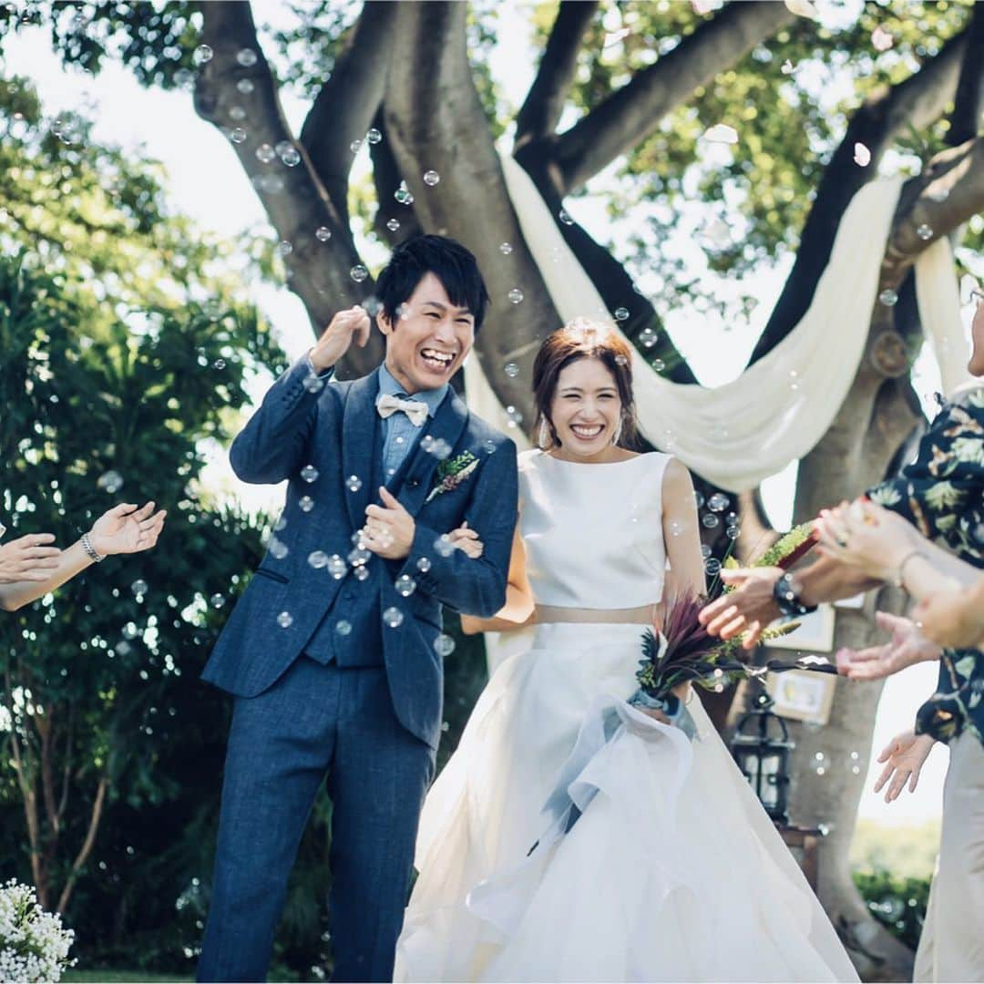 ARCH DAYS Weddingsさんのインスタグラム写真 - (ARCH DAYS WeddingsInstagram)「結婚式の中で行われる演出は、新郎新婦だけで行うものからゲストにも参加していただいて一緒に行うものまでさまざま。﻿ ﻿ ﻿ 最近は定番なものだけでなく、オリジナリティ溢れるおしゃれな演出も多く見かけますよね！﻿ ﻿ ﻿ 今回は、ゲストから「こんな結婚式は初めて！」と言ってもらえるような、オリジナリティに溢れ印象に残るおしゃれな演出をたっぷりとご紹介します🕊﻿ ﻿ ﻿ ▽このCOLUMNを見るにはストーリーズを☑️﻿ 結婚式中も楽しみながら、ゲストも喜ぶ「フォト」アイディア12選﻿ ﻿ ﻿ ▽ARCH DAYSトップページはこちらから☑﻿ @archdays_weddings﻿ プロフィールのリンクから👰🏻﻿ ﻿ ﻿ ▽バースデー・ベビーシャワーなどの情報を見るなら💁🎉﻿ @archdays﻿ ﻿ ﻿ ----------------------﻿ #archdays #wedding #bridal #weddingidea #結婚式演出 #結婚式演出アイデア #ウェディング演出 #ブライダル演出 #演出 #結婚式アイディア #ウェディングアイディア #結婚式アイデア #結婚式準備 #ウェディング準備 #オリジナルウェディング #結婚式 #ウェディング #ブライダル #プレ花嫁 #卒花嫁 #卒花 #2019春婚 #2019夏婚 #2019秋婚 #2019冬婚 #バブルシャワー #リングドッグ」8月7日 23時55分 - archdays_weddings