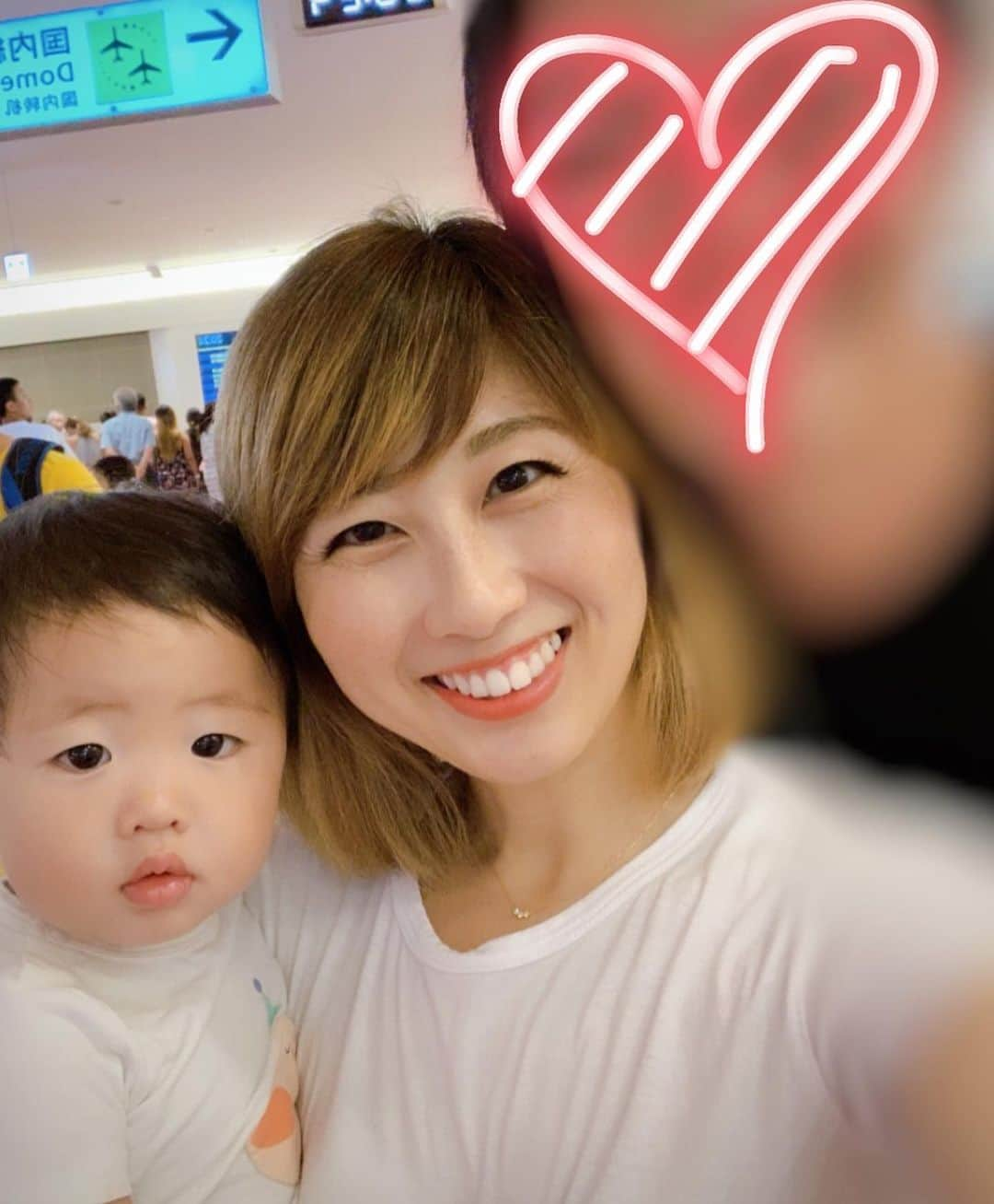 吉田ちかさんのインスタグラム写真 - (吉田ちかInstagram)「Osaru-san is back! Pudding was a bit reluctant to go to her daddy at first, but soon she was running to him and giving him a hug🤗 ﻿ ﻿ 先日おさるさんが戻ってきました！プリンも久しぶりにパパに会って最初は戸惑っていましたが、ちょっとしたらパパに駆けつけて抱きついてました❤️ ﻿ ﻿ おさるさんに「英語は上達した？」と聞いたら「微増」という回答w 英語でHow was it? と聞いたら相変わらずGoodしか出てきませんでしたw でも、基礎を学ぶ、話すのに慣れるという意味でのファーストステップとしてはすごくよかったみたいです。あとは、話す感覚を忘れないようにオンライン英会話を始めないと！と焦り気味💦  詳しい体験談はまた動画でシェアしますね☆」8月7日 23時55分 - bilingirl_chika