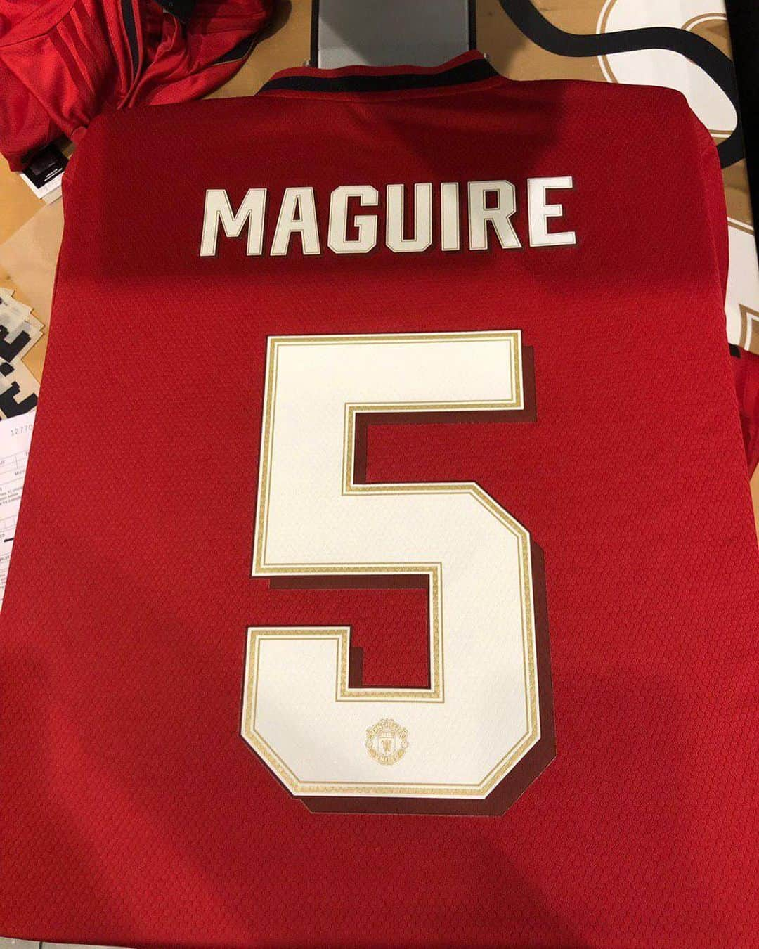 マンチェスター・ユナイテッドさんのインスタグラム写真 - (マンチェスター・ユナイテッドInstagram)「Hot off the press! @HarryMaguire93 5️⃣ #MUFC」8月8日 0時06分 - manchesterunited