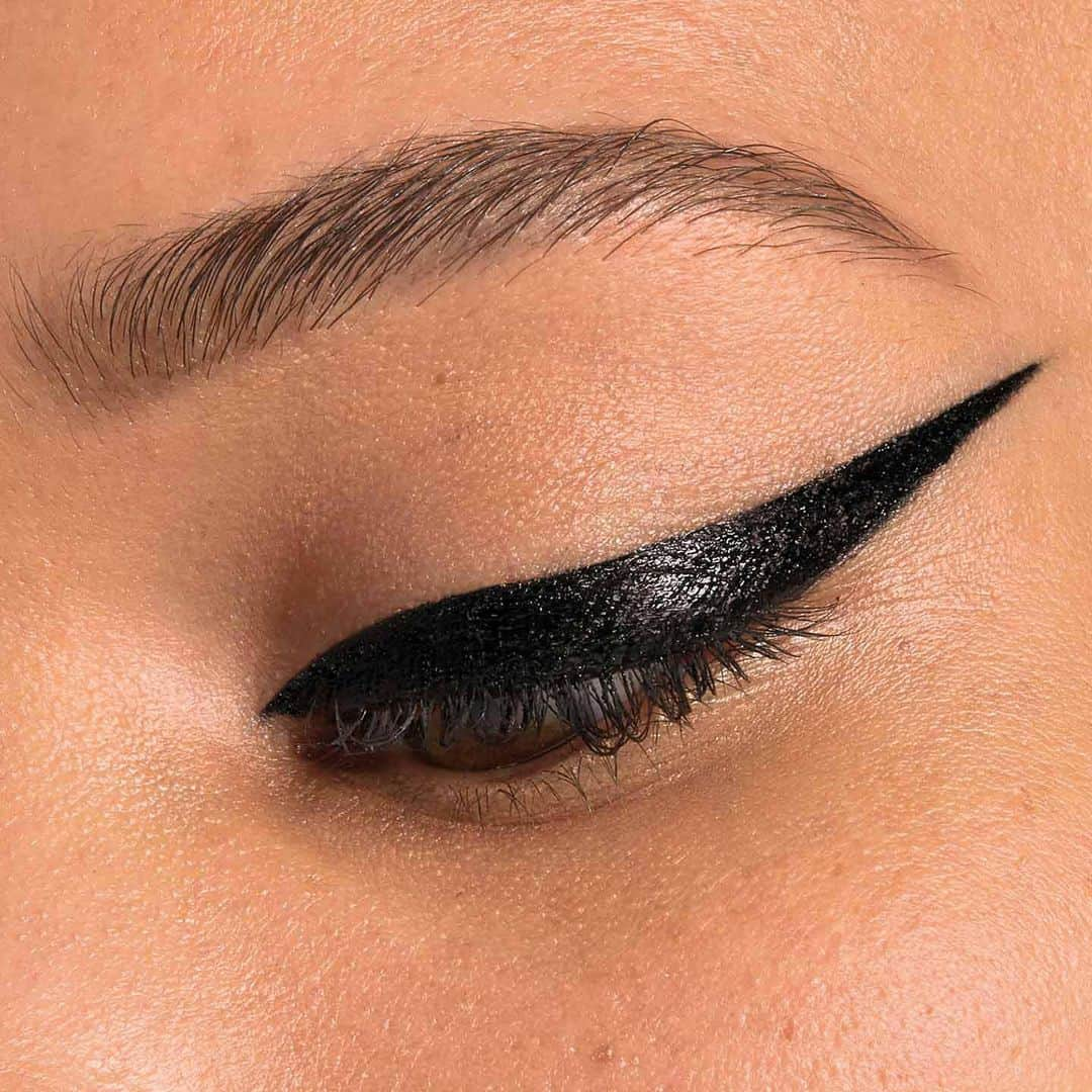 Maybelline New Yorkさんのインスタグラム写真 - (Maybelline New YorkInstagram)「Liner goals! 🙌🏼 Create this wing with the NEW tattoo liner liquid ink, a high-impact formula that lasts up to 36 hours and comes off with no hassle! #mnyitlook #mnyliner」8月7日 23時59分 - maybelline