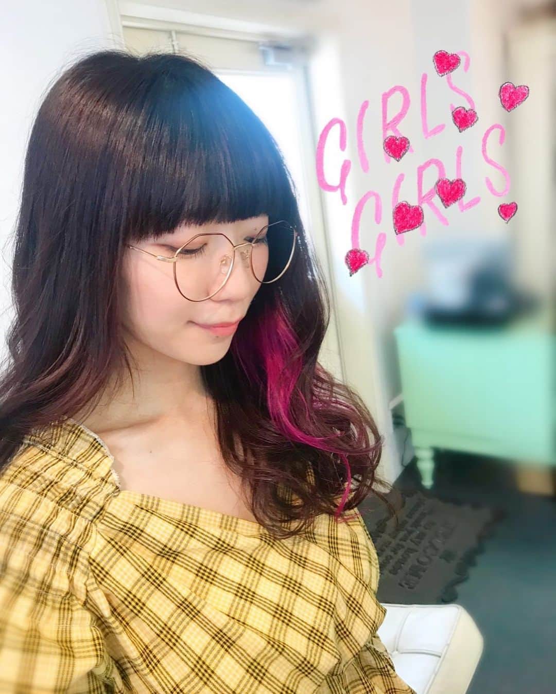 ぱいぱいでか美のインスタグラム：「明日の為にヘアメンテ行ってきました❤︎ Spica様々でございます。 ꙳ #spica #hairsalon #haircolor #innercolor #前髪カット #眼鏡 #眼鏡の女の子 ꙳ 毎度おなじみSpicaさんでヘアメンテ。 前回と同じく全体もピンクみある感じでインナーはバチ！！！！！とピンク入れてもらってます〜❤︎ 担当は中田さんです☻ありがとうございます！ . 8月8日はぱいぱいの日！いよいよ明日！ 当日券出るので是非きてください〜！ ☆☆☆☆☆☆☆☆ 8/8木 19:00〜 西永福JAM JABBA DA FOOTBALL CLUB ぱいぱいでか美withメガエレファンツ お待ちしております！！！！！」