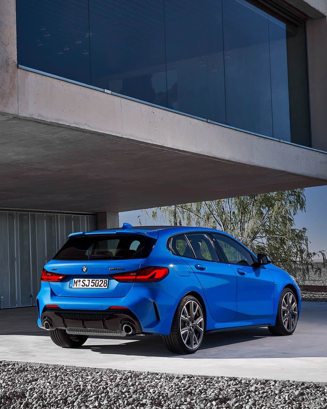 BMWのインスタグラム：「Fresh design and the latest in connectivity. The all-new BMW 1 Series. #THE1 #BMW #1Series __ BMW M135i xDrive 5-door: Fuel consumption in l/100 km (combined): 7.1 - 6.8. CO2 emissions in g/km (combined): 162 - 155.  Acceleration (0-100 km/h): 4.8 s. Power: 306 hp, 450 Nm. Top speed (limited): 250 km/h. Paint finish shown: Misano Blue metallic.  The values of fuel consumptions, CO2 emissions and energy consumptions shown were determined according to the European Regulation (EC) 715/2007 in the version applicable at the time of type approval. The figures refer to a vehicle with basic configuration in Germany and the range shown considers optional equipment and the different size of wheels and tires available on the selected model. The values of the vehicles are already based on the new WLTP regulation and are translated back into NEDC-equivalent values in order to ensure the comparison between the vehicles. [With respect to these vehicles, for vehicle related taxes or other duties based (at least inter alia) on CO2-emissions the CO2 values may differ to the values stated here.] The CO2 efficiency specifications are determined according to Directive 1999/94/EC and the European Regulation in its current version applicable. The values shown are based on the fuel consumption, CO2 values and energy consumptions according to the NEDC cycle for the classification. For further information about the official fuel consumption and the specific CO2 emission of new passenger cars can be taken out of the „handbook of fuel consumption, the CO2 emission and power consumption of new passenger cars“, which is available at all selling points and at https://www.dat.de/angebote/verlagsprodukte/leitfaden-kraftstoffverbrauch.html.」