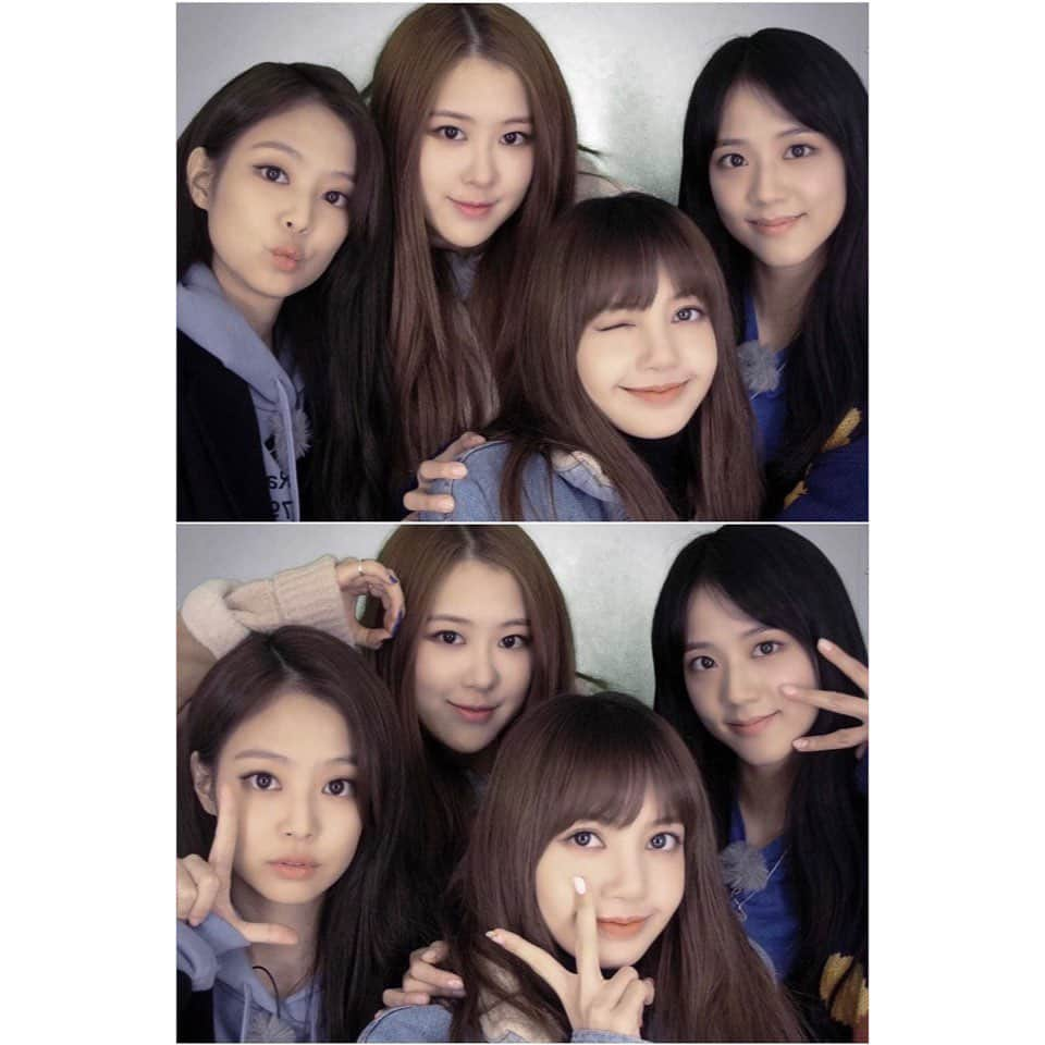 BLACKPINKさんのインスタグラム写真 - (BLACKPINKInstagram)「3주년 축하해요 블링크✨⁣ 블링크와 함께한 1,096일 매 순간이 덕분에 너무나도 행복했고, 감동이었어요. 블링크의 밝은 빛으로 저희의 한 걸음 한 걸음을 밝혀줘서 고마워요. 감사하다는 말로 다 표현하기 어렵지만 항상 고맙고 또 고맙습니다🙏 우리 앞으로도 더 많은 날들을 같이 또 함께, 행복한 추억 만들어 나가요! 사랑해 블링크❣️곧 만나요!! ⁣ ⁣ Happy 3rd Anniversary BLINKs✨⁣ The past 1,096 days with you guys were truly a blessing and each and every moment was so very special! BLINKs, you guys lightened up every step of our journey with all your bright souls and we cannot thank you guys enough⁣ 🙏 Let's make many more great memories in our many more days to come! Love you BLINKs❣️See you soon!! ⁣ ⁣ #BLACKPINK #블랙핑크 #20190808 #3YEARSWITHBLINKS #3주년 #YG」8月8日 0時00分 - blackpinkofficial