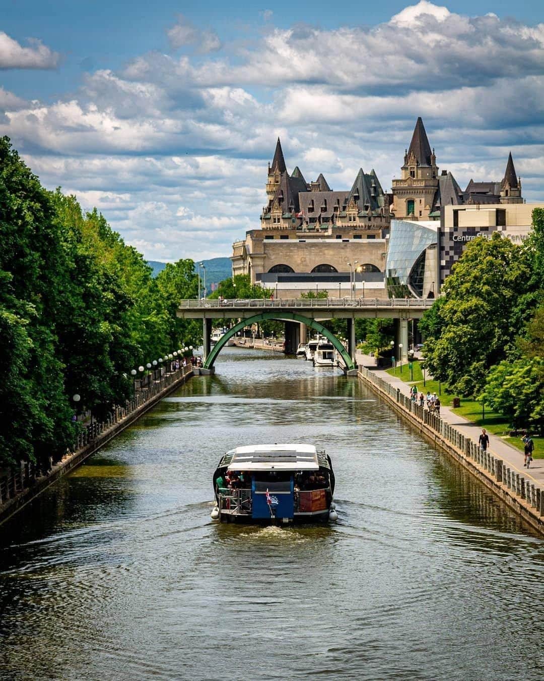 Explore Canadaさんのインスタグラム写真 - (Explore CanadaInstagram)「Taking the Rideau Canal Cruise is one of the best ways to see the vibrant city of Ottawa. While on the tour you’ll be able to see a unique and scenic perspective of Ottawa’s downtown from the canal along with learning the rich history of the area. ⁠ Fun fact: the cruise uses a 100% electric boat which is the only one of its kind in North America. The cruise runs mid-May to mid-October, 6 departures per day, 7 days a week! #ExploreCanada ⁠ ⁠ 📷: @scottfphotos⁠ 📍: @ottawatourism, @ontariotravel⁠」8月8日 0時00分 - explorecanada