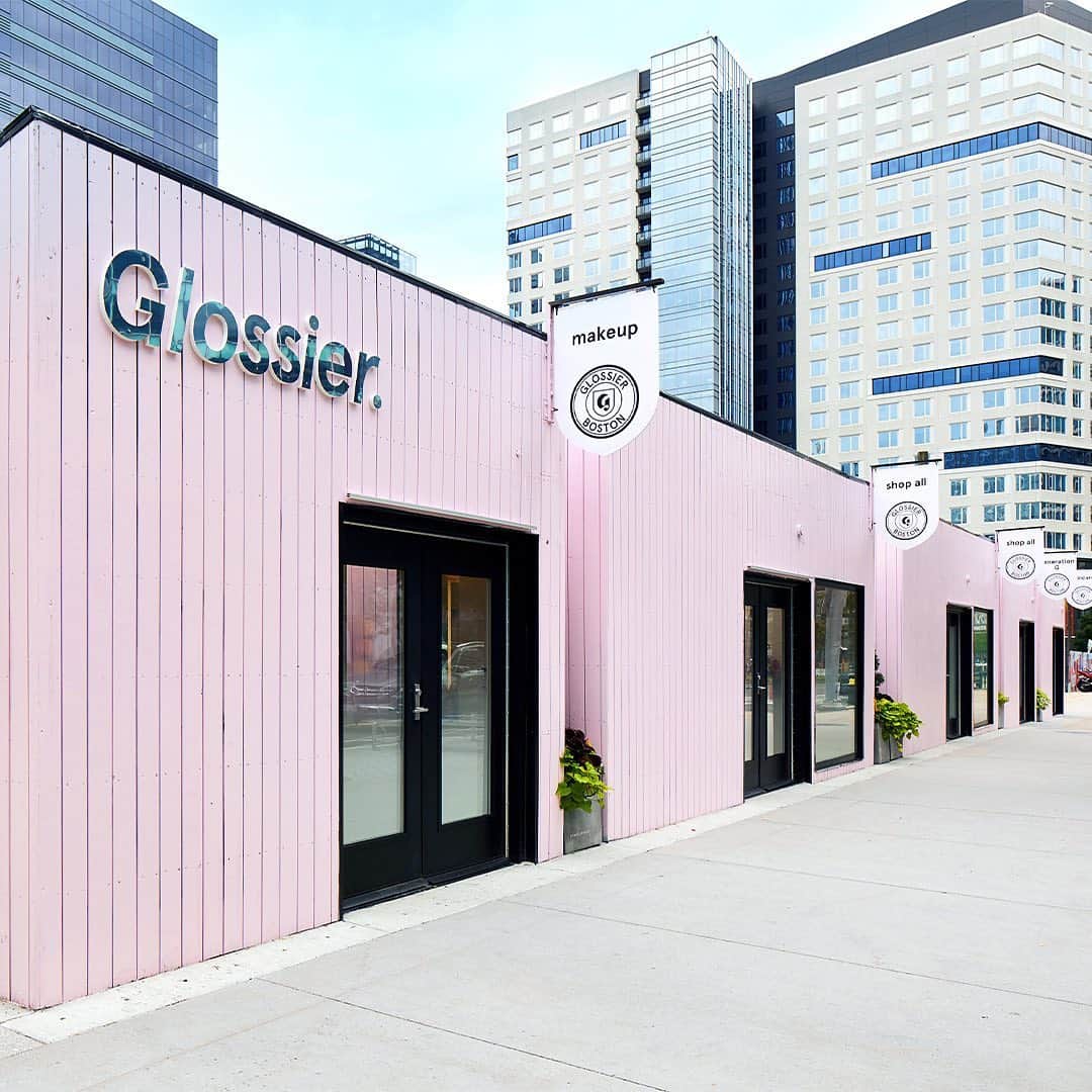 Glossierさんのインスタグラム写真 - (GlossierInstagram)「Good morning Boston! We are officially open at 85 Northern Ave in the Seaport District 🛥✨」8月8日 0時00分 - glossier