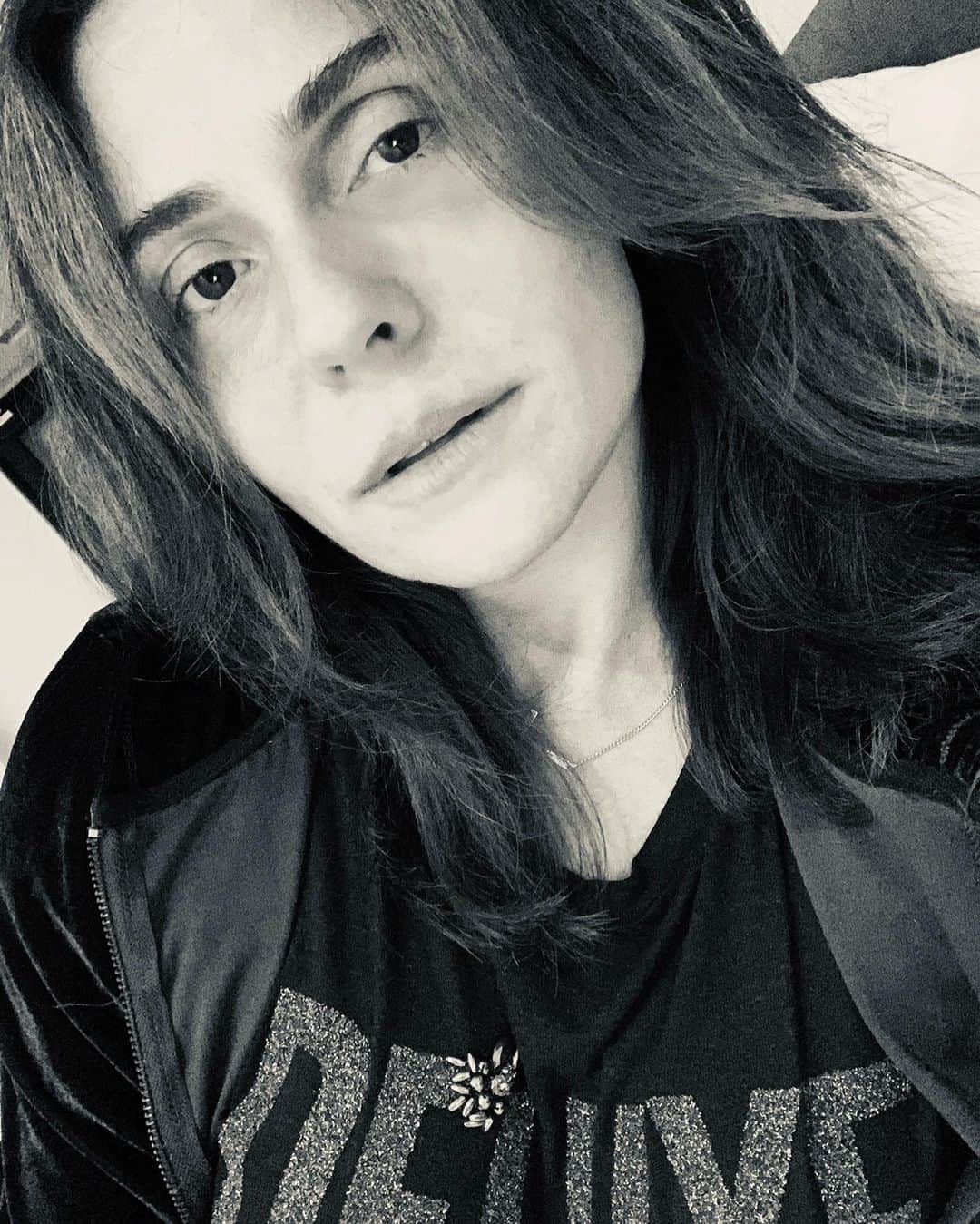 Giovanna Antonelliのインスタグラム：「Olheiras de uma quarta feira cansada !!!!! 👀 Mas cheia de ‘marra’ !!! Rsrs :) Quem quer o ‘finde’ logo????? 🙋🏽‍♀️ 🍻」