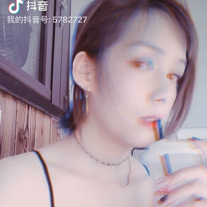ローラ・チャンのインスタグラム：「😝🙄」