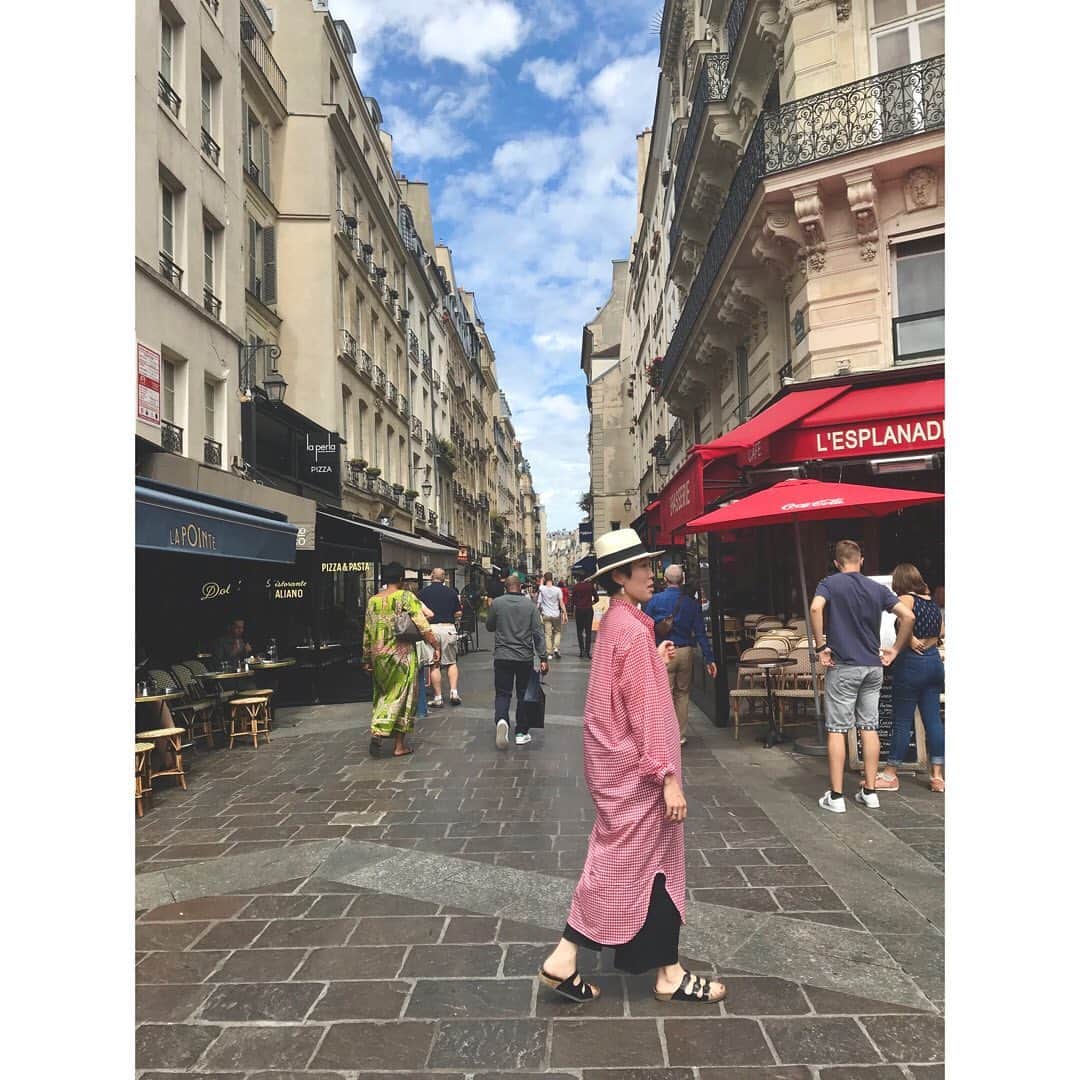 のインスタグラム：「ちょっと戻ってパリのこと。  久しぶりのパリの街並みがやっぱり綺麗で、改めて好きなものが詰まっていて気持ちが良かった。  昔からあるビストロでランチしたり、カフェをして観光客みたいに楽しんだり。  同じ高さの白い(というか灰色の)建物が連なるパリは、空の青さが映える。  道を歩くだけで気分がよくなる街。 #paris #jetaimeparis #パリ」