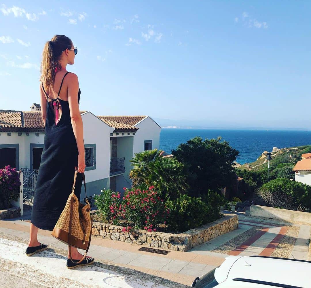 ヴラダ・ロスリャコヴァのインスタグラム：「Высоко гляжу. Sardinia traveler.」