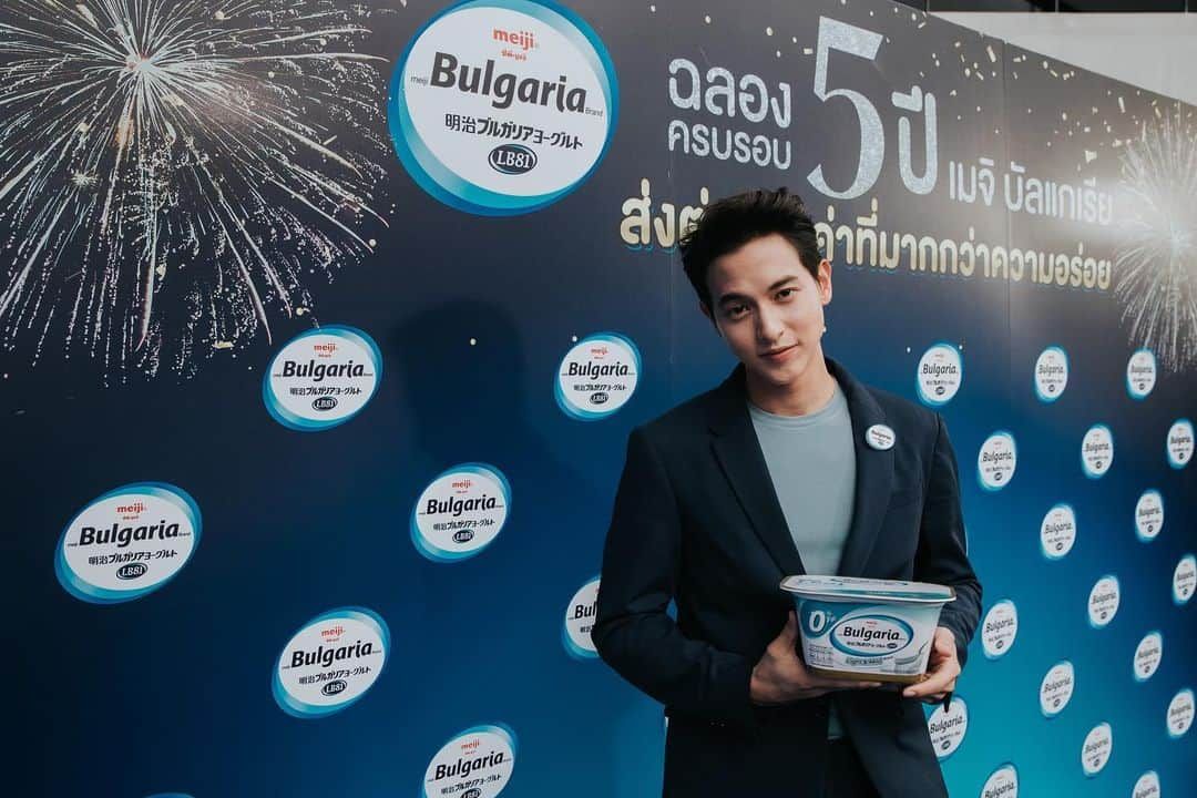 Jirayu Tangsrisukさんのインスタグラム写真 - (Jirayu TangsrisukInstagram)「เดินทางกันมาถึง 5 ปีแล้ว ดีใจที่ได้มีโอกาสส่งต่อสุขภาพดีๆ กับเมจิบัลแกเรียให้กับทุกคน อย่าลืมเด็ดขาด รับจุลินทรีย์ดีๆในทุกวันไปหามากินเดี๋ยวนี้ !!!」8月8日 0時31分 - jirayu_jj