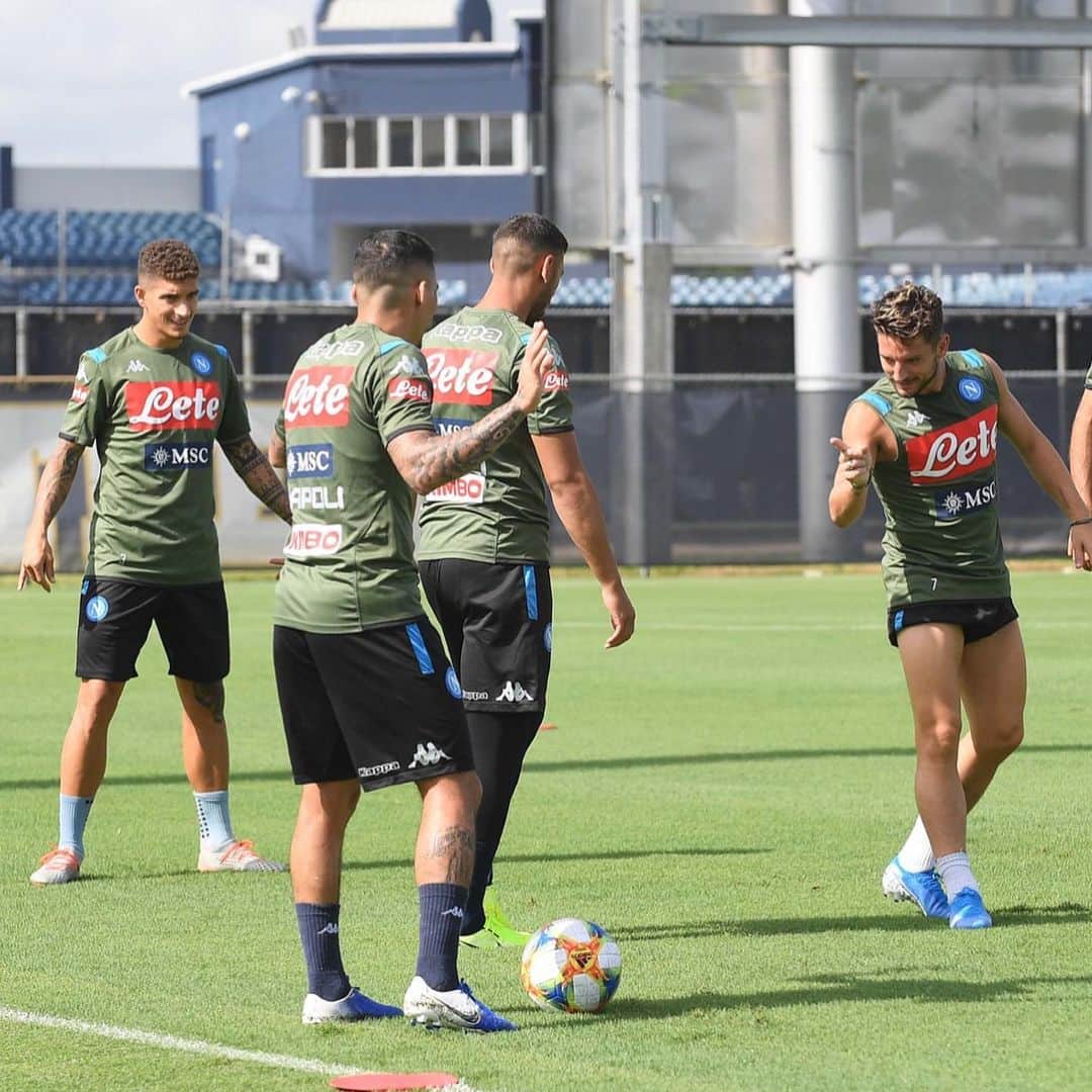 SSCナポリさんのインスタグラム写真 - (SSCナポリInstagram)「Training out on the @fiuinstagram pitch 👋 🇺🇸 #NapoliUSTour 💙 #ForzaNapoliSempre」8月8日 0時27分 - officialsscnapoli
