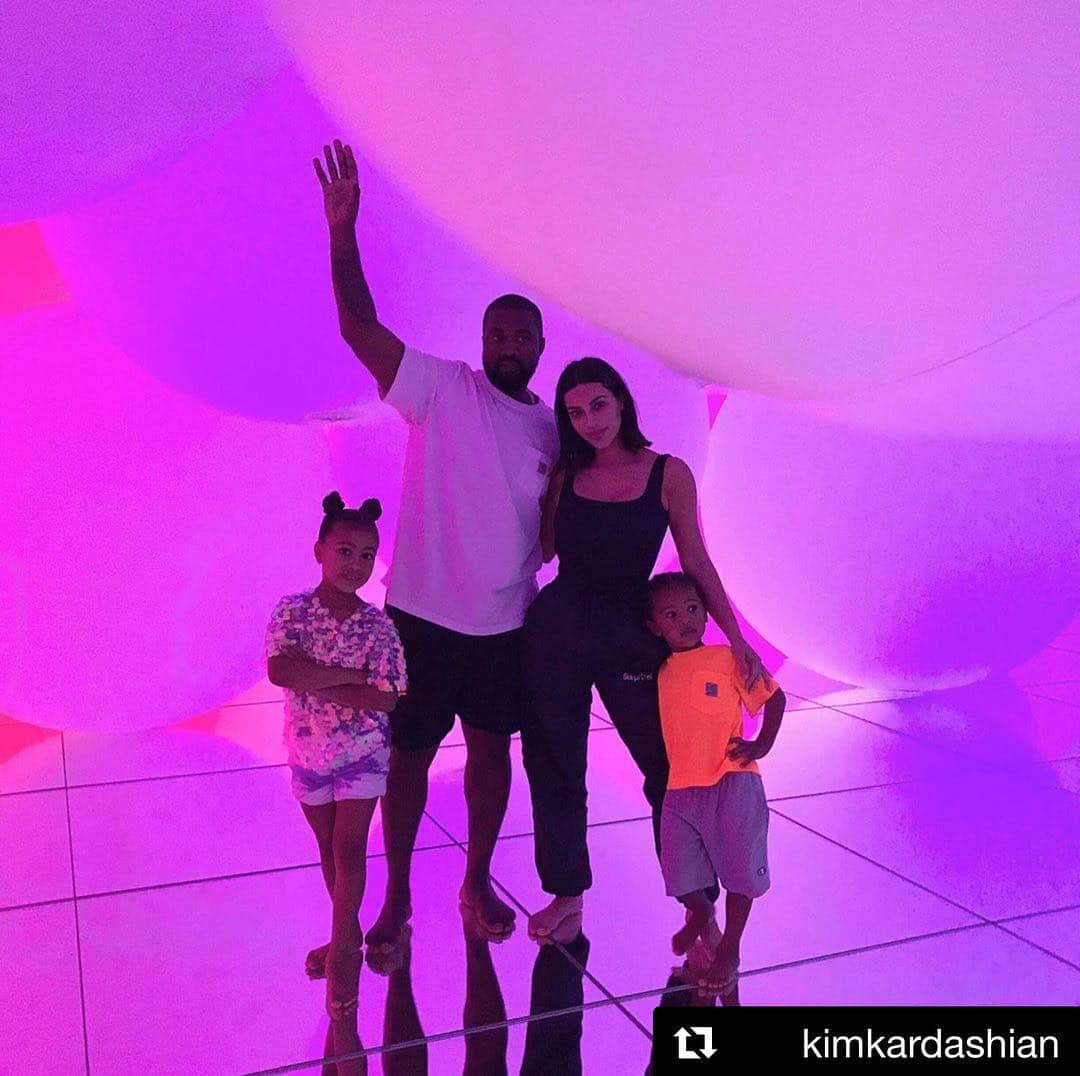 猪子寿之のインスタグラム：「#kimkardashian #KanyeWest came to #teamlabplanets !!! #teamlab  #チームラボプラネッツ #チームラボ  #Repost @kimkardashian ・・・ More pics from Japan」