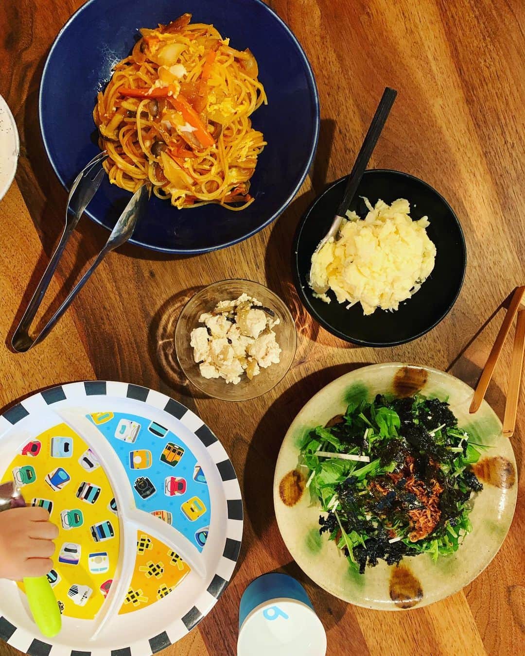 安田美沙子さんのインスタグラム写真 - (安田美沙子Instagram)「久々に手作りごはん⭐️✨ ナポリタン、漬け物入りポテサラ、ザーサイと豆腐、水菜サラダは大葉、ごま油で炒めた干し海老、海苔、塩ポン酢のサラダ❤️ 息子くん、ナポリタンのお野菜食べてくれました。 . . . #instagood #instafood #ナポリタン #和え物 #みさこクッキング #dinner」8月8日 0時33分 - yasuda_misako