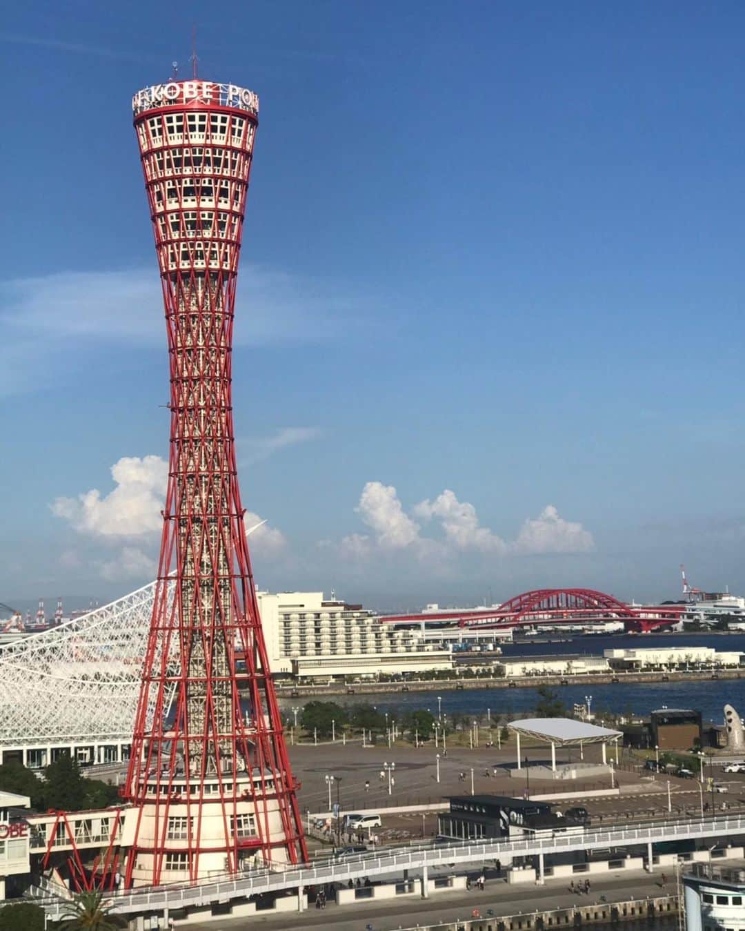 キャシー中島さんのインスタグラム写真 - (キャシー中島Instagram)「* 神戸キルトサロンの生徒さん、最初はハワイアンキルトを作っていましたが最近はアメリカンパッチワークに挑戦しています。 #サンプラーズキルト 、プロヴァンスの生地を使った素敵な#キルト が出来上がりそうですよ。 神戸の空は夏模様。 #ポートタワー の赤と青い空がぴったりね！🗼」8月8日 0時36分 - official_kathynakajima