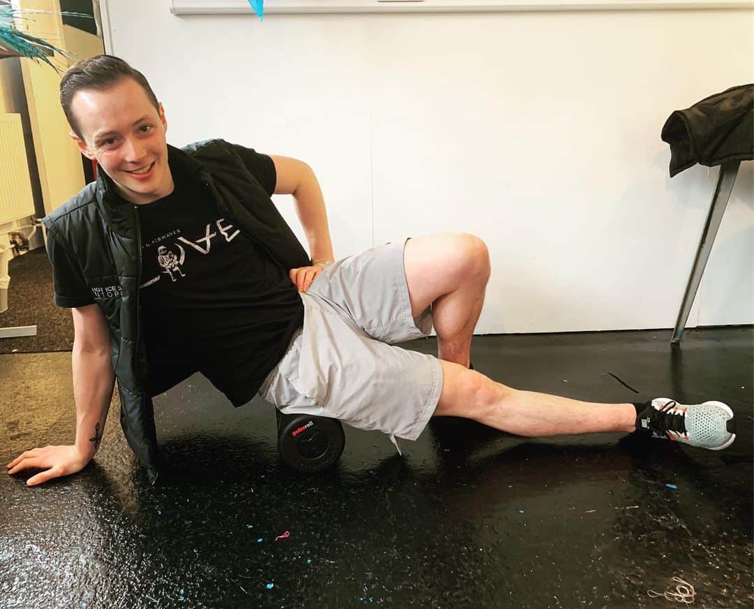 ジョーダン・モエラーのインスタグラム：「What’s the best way to keep those muscles happy during a tough week of shows, you ask? Lots of focus on a good recovery routine! Very excited to add my new @pulseroll vibrating foam roller into said routine! Thanks for helping me keep in tip top shape! Be sure to check them out 🏆🏆 #pulseroll #recovery #figureskating #hotice #blackpool #pleasurebeach #butjordanwedidntask #toobad」