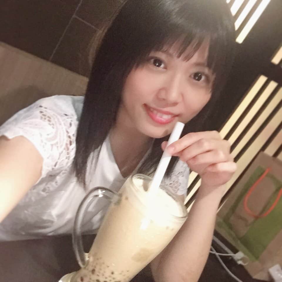 のインスタグラム：「・ ・ 七夕情人節快樂🎋❤️❤️❤️ 我在台北喝珍奶～ 也太大杯喝不完😂😂 現在想起來我竟然在七夕上傳我跟我哥的影片...好沒過節氣氛🤣🤣🤣 ・ ハッピー台湾七夕🎋❤️❤️❤️ 台湾のタピオカミルクティーのサイズがデカくて飲めないよ😂😂😂 ・ ・ #タピオカミルクティー #台湾 #台湾のタピオカミルクティー #シュアン #施鈺萱 #台湾七夕 #七夕」