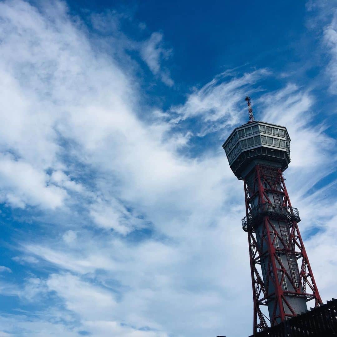 のインスタグラム：「今朝もウォーキングから…。 前日とは違い清々しい空。 「空を道とし道を空とみる。」宮本武蔵の言葉を思い出した。 佐賀県伊万里の教法寺さんでの落語会は最高の盛り上がり！ありがとうございました。 #笑福亭恭瓶  #落語  #伊万里」