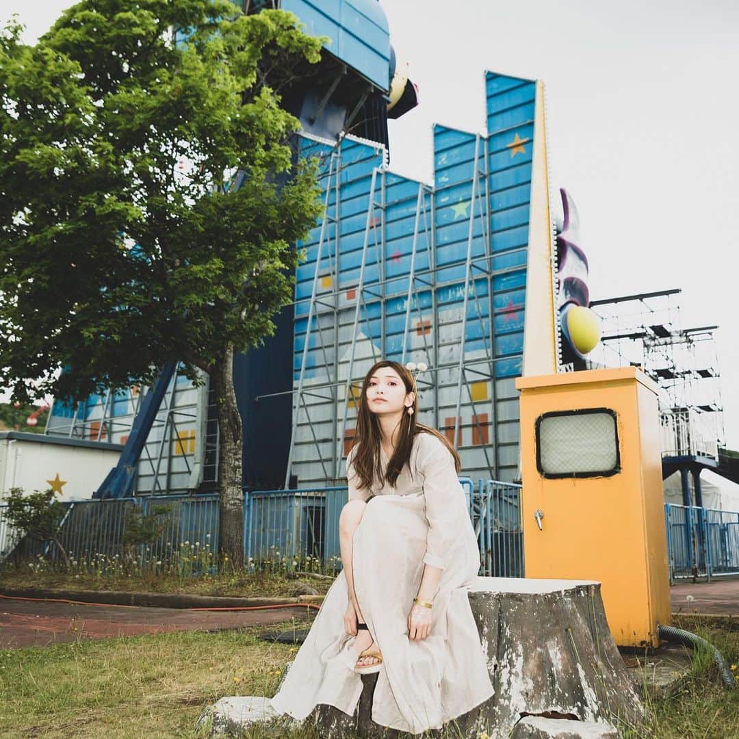 のインスタグラム：「怒涛のようなFiveFLOWERSannivesaryが終わった。私はただただ、5周年を、私の歌を好きな人たちや、私の歌に関わって頑張ってくれているひとたち過ごせることが、本当に嬉しい日であった。 それでいて、 ありがとうの気持ちがいっぱい届いたらいいなって思ったけど、とにかくみんなが楽しくなってくれって思っていたけど、またしても。 たくさんの気持ちを貰って、きらめきや、ときめきももちろんそうだけど、儚さとか、勇気とか、元気とか、3日間でそんな英気を養わしてもらってしまった。 学びの多い、充実度の高い日々でした。 いっこいっこ、乗り越えていかなければ見えないことがあるな。とゆうとなんかちょっと大げさだけれど、そのひとつ、とかその一歩、の中に、栄養があるから、空っぽにならずに歩けるんだと思う。そんな風に器に注いでもらったような出来事でした。 ひとつひとつです。そういうことです。 本当に本当にありがとうございます。  ねえ、3日目のアンコールで 佐藤マネージャーと西村さんからの贈り物でディズニーの1年間の券頂いてしまいましたよ。 行っても、いいってこと？」