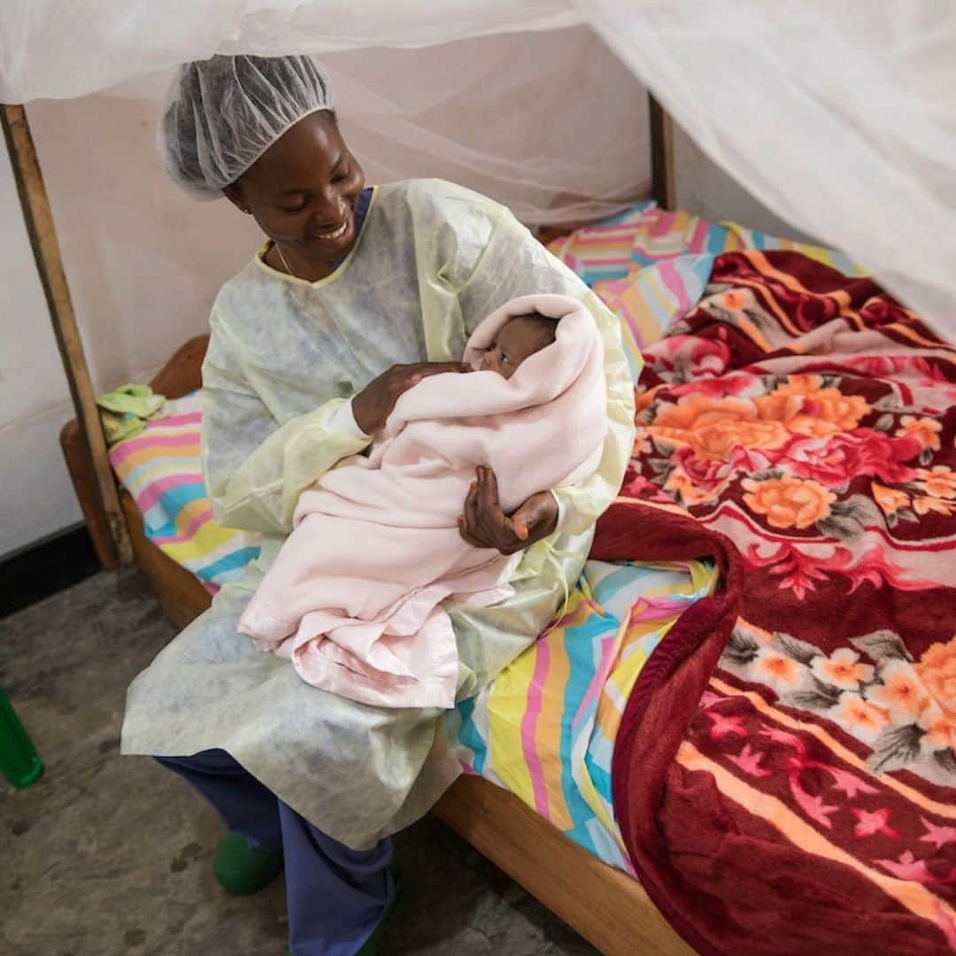 unicefさんのインスタグラム写真 - (unicefInstagram)「After the terrifying ordeal of being separated from her mother, the warm smile and soft touch of Joniste is a huge comfort for baby Katembo. While parents receive treatment for Ebola in North Kivu, DR Congo, teams of UNICEF carers, nutritionists and psychologists are helping support children who have been separated or orphaned by Ebola.  @unicefrdcongo © UN/Martine Perret.」8月8日 0時45分 - unicef