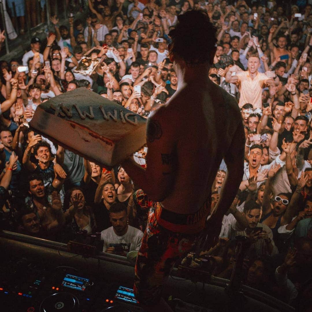 スティーヴ・アオキさんのインスタグラム写真 - (スティーヴ・アオキInstagram)「My last show in Mykonos for summer 2019! Slammed and full of energy 🧨🧯👨‍🚒」8月8日 0時47分 - steveaoki
