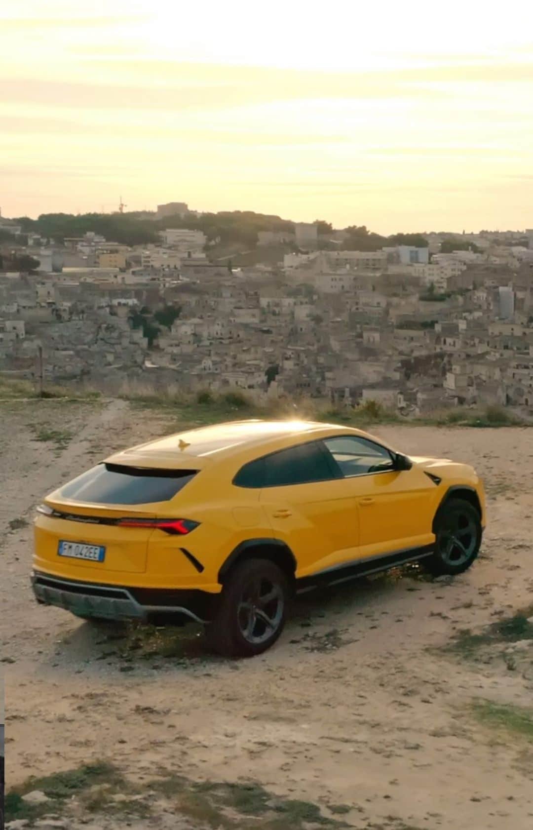 ランボルギーニのインスタグラム：「An awesome off-road experience. That’s what automotive influencer @mrjww and BBC & CNN's @nickishields have had on our fantastic Lamborghini Urus. They're telling us everything in this video.」