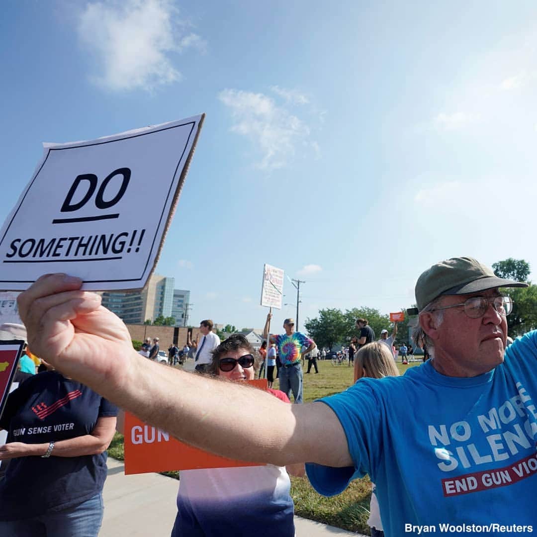 ABC Newsさんのインスタグラム写真 - (ABC NewsInstagram)「Protesters hold signs reading "Do Something" and "Welcome to Toledo" as Pres. Trump visits Dayton, Ohio, following last weekend's mass shooting. #donaldtrump #dayton #gunviolence #politics」8月8日 0時58分 - abcnews