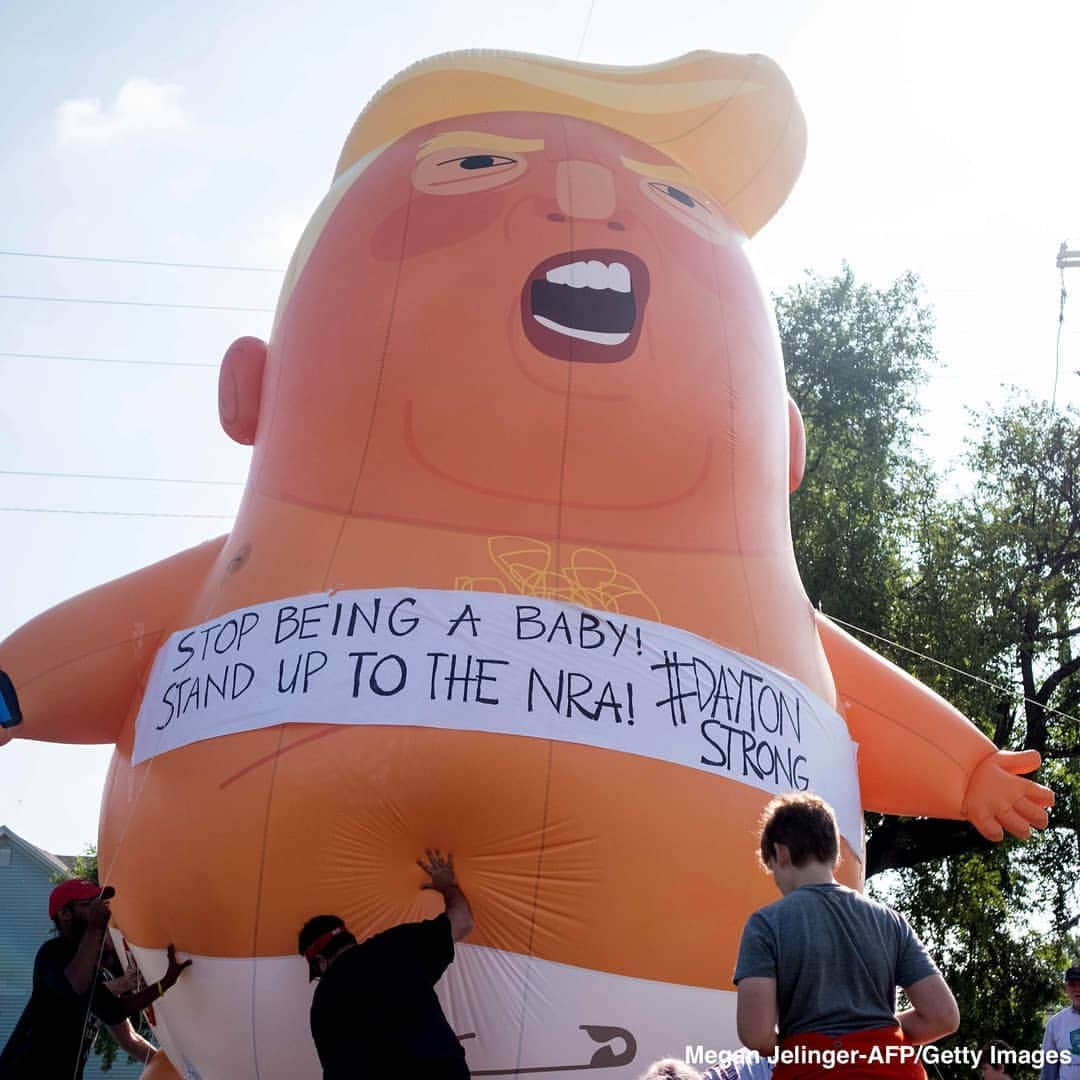 ABC Newsさんのインスタグラム写真 - (ABC NewsInstagram)「Protesters hold signs reading "Do Something" and "Welcome to Toledo" as Pres. Trump visits Dayton, Ohio, following last weekend's mass shooting. #donaldtrump #dayton #gunviolence #politics」8月8日 0時58分 - abcnews