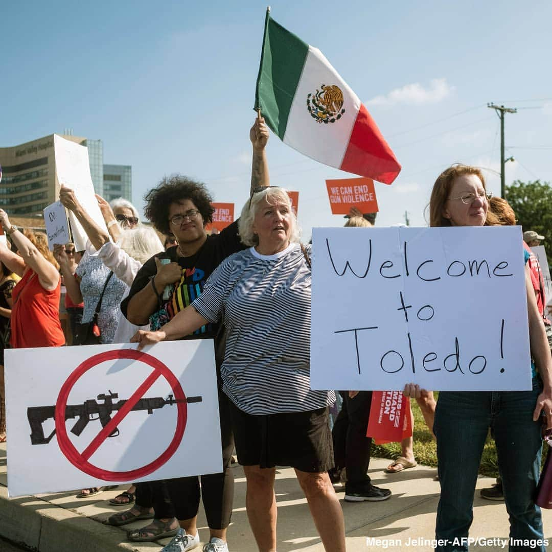 ABC Newsさんのインスタグラム写真 - (ABC NewsInstagram)「Protesters hold signs reading "Do Something" and "Welcome to Toledo" as Pres. Trump visits Dayton, Ohio, following last weekend's mass shooting. #donaldtrump #dayton #gunviolence #politics」8月8日 0時58分 - abcnews