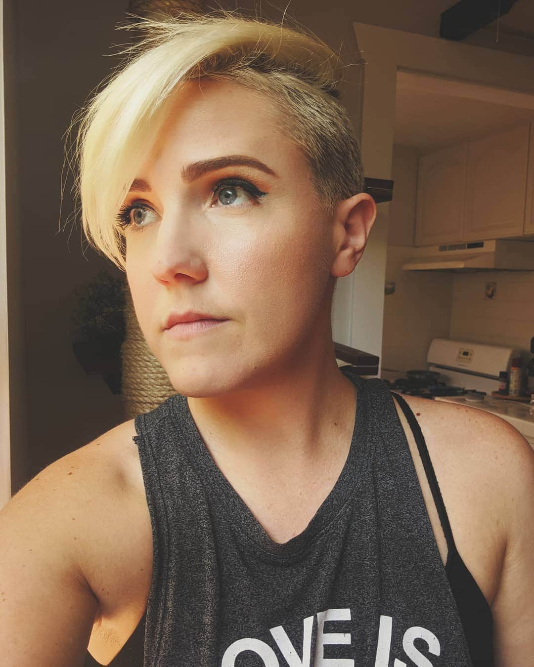 ハナー・ハートのインスタグラム：「Yesterday, I had my makeup done so naturally I had to find the closest window and stare out of it.」