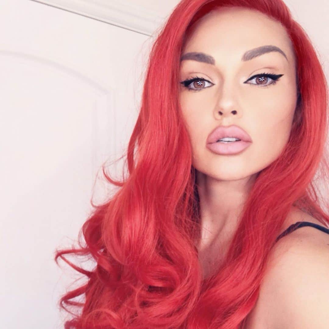 カンディー・ジョンソンさんのインスタグラム写真 - (カンディー・ジョンソンInstagram)「And sometimes you put a red wig on...and you instantly think you need to go back to having your Ariel hair😂🙈😂 ——————————————- This is how I actually decided I needed red hair like I did for a couple years...I put a red wig on and was like: “oh, I think I need to go red!” LIP COLOR: my lip colors I created with @toofaced in Freshly Baked with Melted Ice Cream (the light color) dabbed snd blended in the center of the lips with Hover lip liner from @maccosmetics #ariel #hair #vibes」8月8日 0時53分 - kandeejohnson