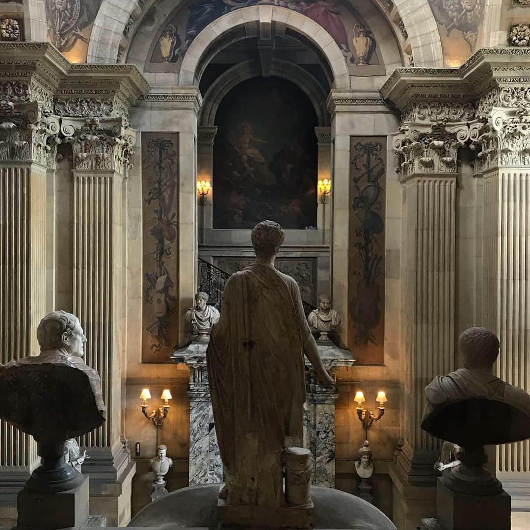 サザビーズさんのインスタグラム写真 - (サザビーズInstagram)「Time for another #SothebysOutofOffice ✈️ Our next post comes to you from @joaomaga, who visited the beautiful @castle_howard last week. This historic residence in North Yorkshire was designed by John Vanbrugh and has an exciting 300 year history (including a royal visit from Queen Victoria in 1850). Prepare to marvel at the details of the house and its remarkable contents - especially the antiquities hiding around every corner! #CastleHoward #OutofOffice」8月8日 0時56分 - sothebys