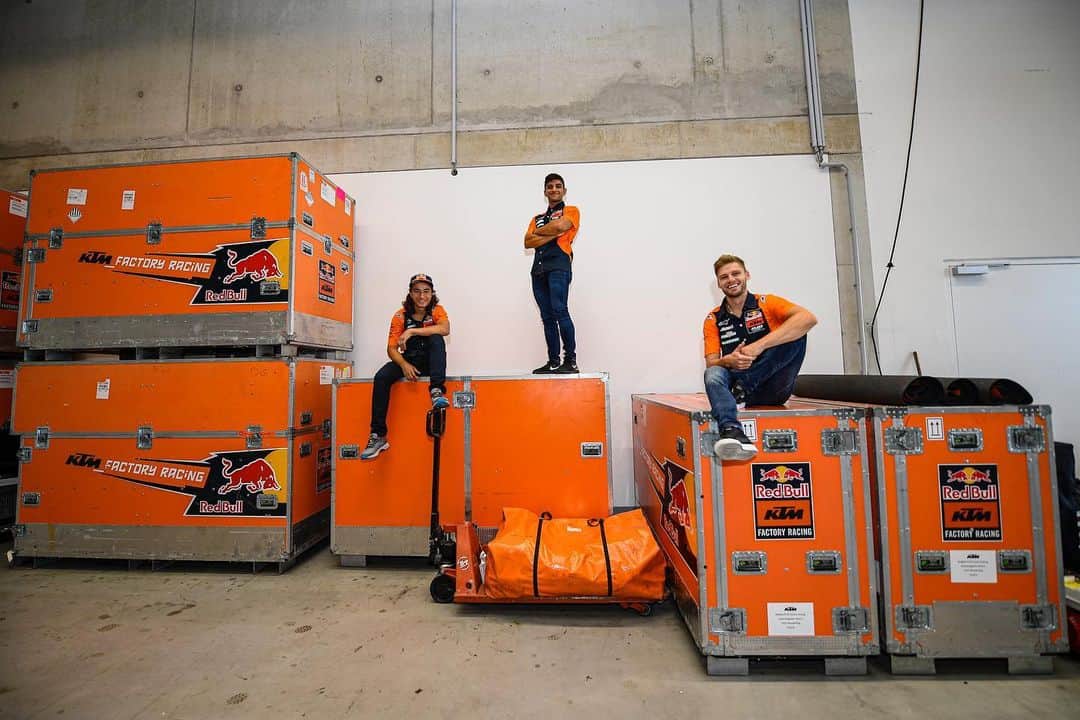 MotoGPさんのインスタグラム写真 - (MotoGPInstagram)「Welcome to the home of KTM! 🍊 // Ahead of the #AustrianGP 🇦🇹 weekend, KTM riders visited the factory's home base in Mattighofen to find out how the bikes go from factory floor to race ready and on track 🤓 Swipe left ⬅️ for more pics 📸 and don't forget to check out our story for more about this special day! 📲 #MotoGP #Motorcycle #Racing #Motorsport」8月8日 0時56分 - motogp