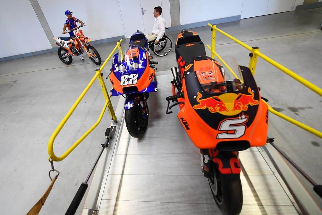 MotoGPさんのインスタグラム写真 - (MotoGPInstagram)「Welcome to the home of KTM! 🍊 // Ahead of the #AustrianGP 🇦🇹 weekend, KTM riders visited the factory's home base in Mattighofen to find out how the bikes go from factory floor to race ready and on track 🤓 Swipe left ⬅️ for more pics 📸 and don't forget to check out our story for more about this special day! 📲 #MotoGP #Motorcycle #Racing #Motorsport」8月8日 0時56分 - motogp