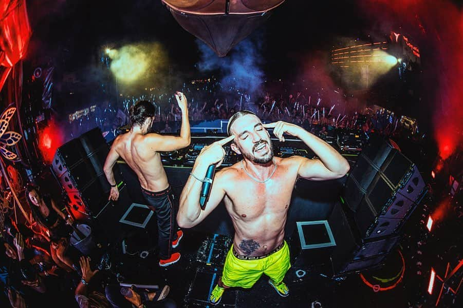 Dimitri Vegas & Like Mikeさんのインスタグラム写真 - (Dimitri Vegas & Like MikeInstagram)「Loco Contigo #🎶」8月8日 0時59分 - dimitrivegasandlikemike