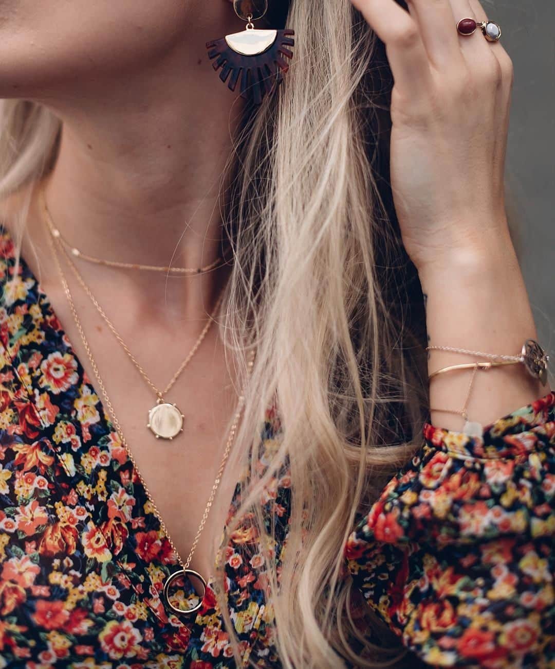 アクセサライズのインスタグラム：「Layer it up and play mix & match with our eclectic collection of jewellery. 📷 @styledwithsallie 🔍 Earrings - 7858192700 🔍 Ring - 7940808162 🔍 Bracelet pack - 7841233000 🔍 Necklace - 7829368100 Tap the link in the bio to shop now.  #Accessorize #Accessorizer」