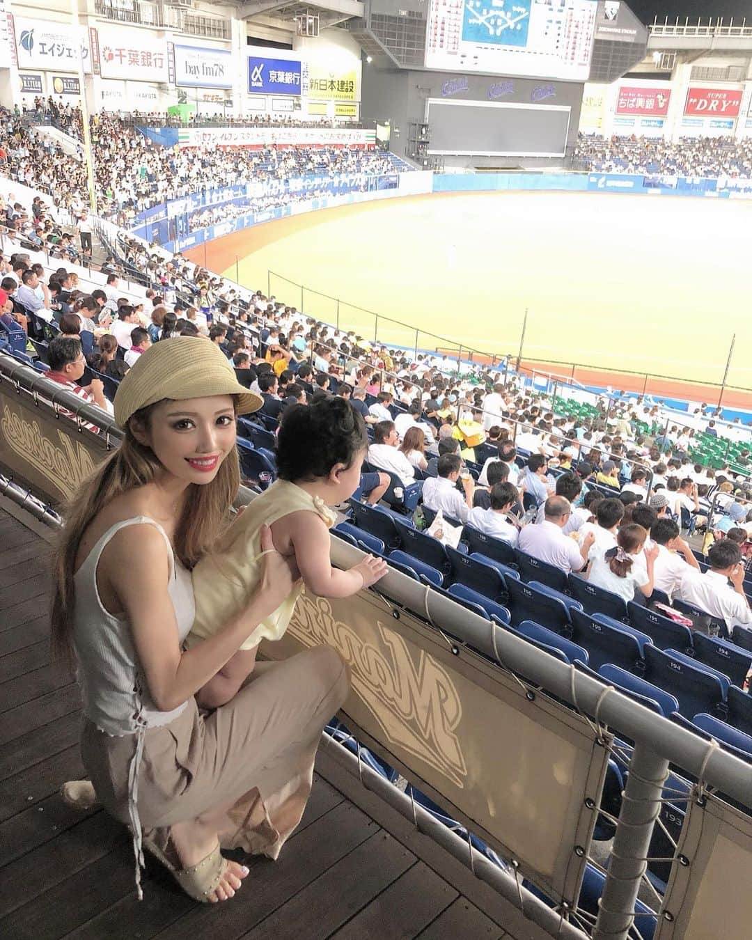 MARIEさんのインスタグラム写真 - (MARIEInstagram)「べいびー初めての野球観戦⚾️ とは言っても、もちろん野球に興味示すこともなく、お友達ファミリーの5歳の男の子にずっと遊んでもらってた👦🏻👶🏼💗 偶然ロッテ対ソフトバンクで、地元だからソフトバンク応援してたけど負けちゃった😕 抽選でバルコニー席当たって、そこで観戦したけど床が芝生になってたし、冷房効いてて赤ちゃんにも過ごしやすくてとっても良かった🙏🏼✨ 久々の遠出＆長時間で緊張して、どっと疲れた😩💭笑 #新米ママ #プレママ #マタニティ #育児 #妊娠 #ママリ #女の子ママ #赤ちゃん #ママ友 #主婦 #赤ちゃんのいる生活  #mama #instagood #マリンスタジアム #幕張 #千葉ロッテマリーンズ #ロッテ #ソフトバンク #ソフトバンクホークス #野球観戦 #baseball」8月8日 1時03分 - marie_mimura