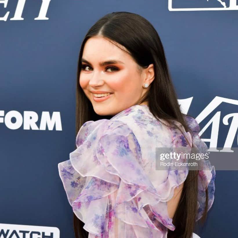 ランドリー・ベンダーのインスタグラム：「lavender!!!! 🚺 @variety  stylist - @stylistjenrade hair - @mendozavicf  makeup - @makeupbyjmonroy dress - @costarellos  jewelry - @levian_jewelry  shoes - @sam_edelman」