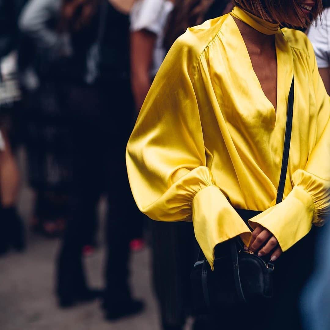 NYFW（ニューヨークファッションウィーク）さんのインスタグラム写真 - (NYFW（ニューヨークファッションウィーク）Instagram)「Don't call her mellow yellow. #StreetStyle at #NYFW 📸 by @moeez」8月8日 1時08分 - nyfw