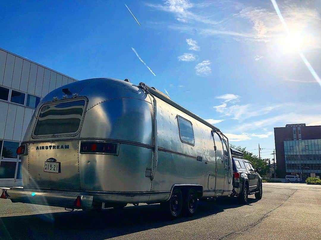 吉本大樹さんのインスタグラム写真 - (吉本大樹Instagram)「Love working on every single part by myself to wake this rusty but shiny thing up✨ #Summer #AirStream #LandYacht #1976 #25ft #Vintage #Caravan #camp #Japan #譲り受けた #ヴィンテージ #エアーストリーム #新規登録 #予備検査 #やっと #牽引 #キャンピングトレーラー  #キャンプ #夏」8月8日 1時10分 - hiroyoshimoto